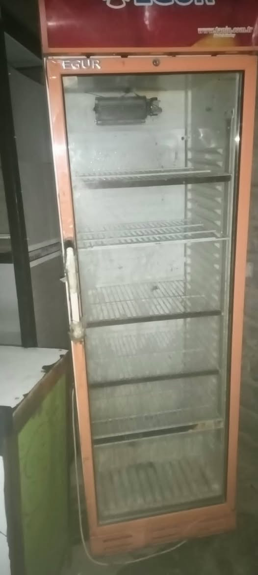 سلام عليكم هذا براد وجام خانه مال كافتريا جديدات
وطباخ  وغراض كافتريا مفرغه  كامله موجوده 
الاستفسار 
طباخ ب100
جام خانه ب250 وييهه مجال 
مفرغه 60 
البراد ب250
هواي غراض بعد مامصورهن غرض كافتريا كامله
***********
