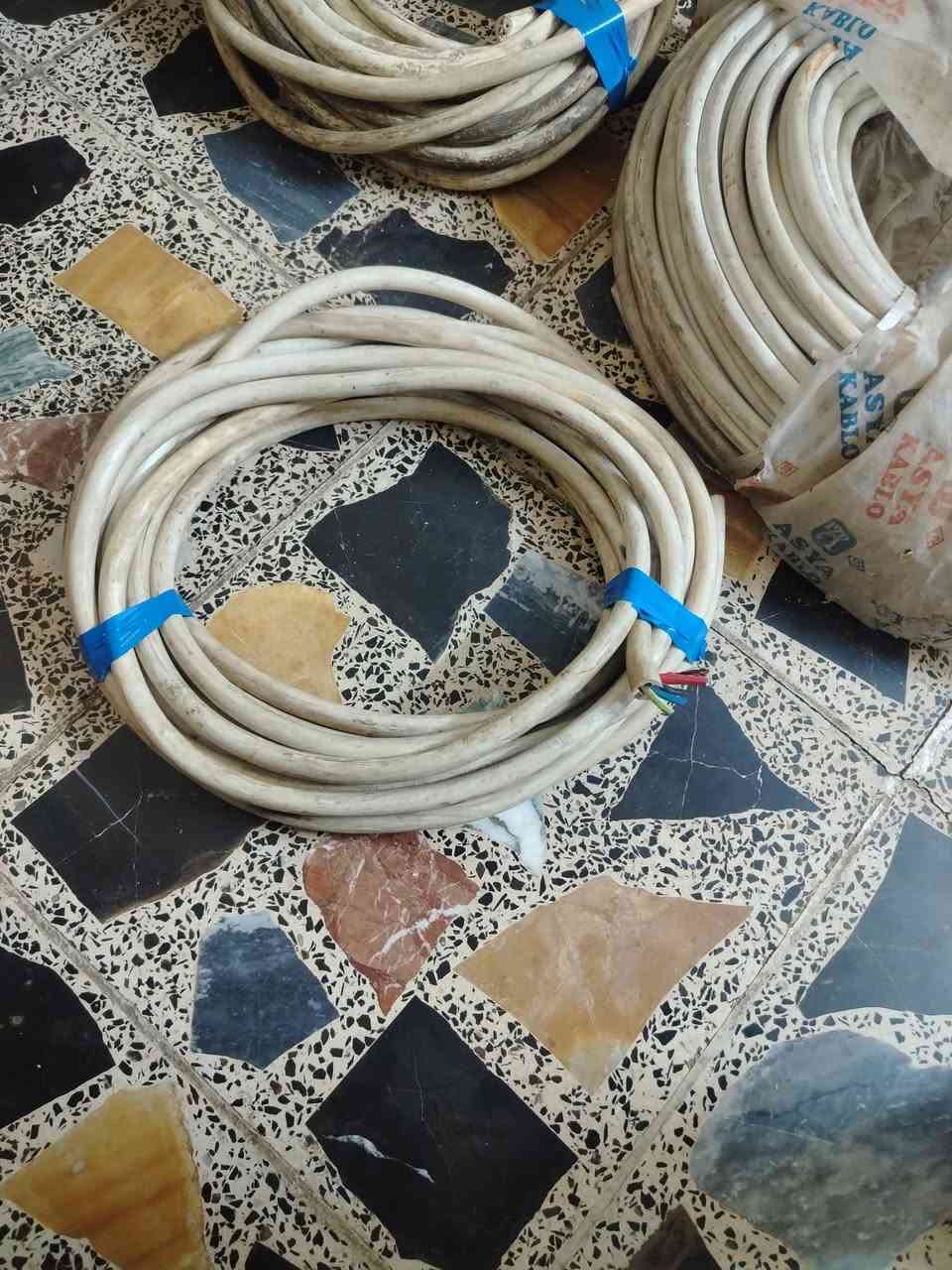 السلام عليكم. ضفيره تركيه 5 خطوط 14 متر سعر لمتر 10
كيبل 4×4 جديد لفه كامله سعر لمتر 5
كيبل 4×4 مستعمل 23 متر   سعر لمتر 4
كيبل 4×4 مستعمل 12 متر سعر لمتر 4 
ما متواجد بل فيس 
بكاني محموديه 
***********
