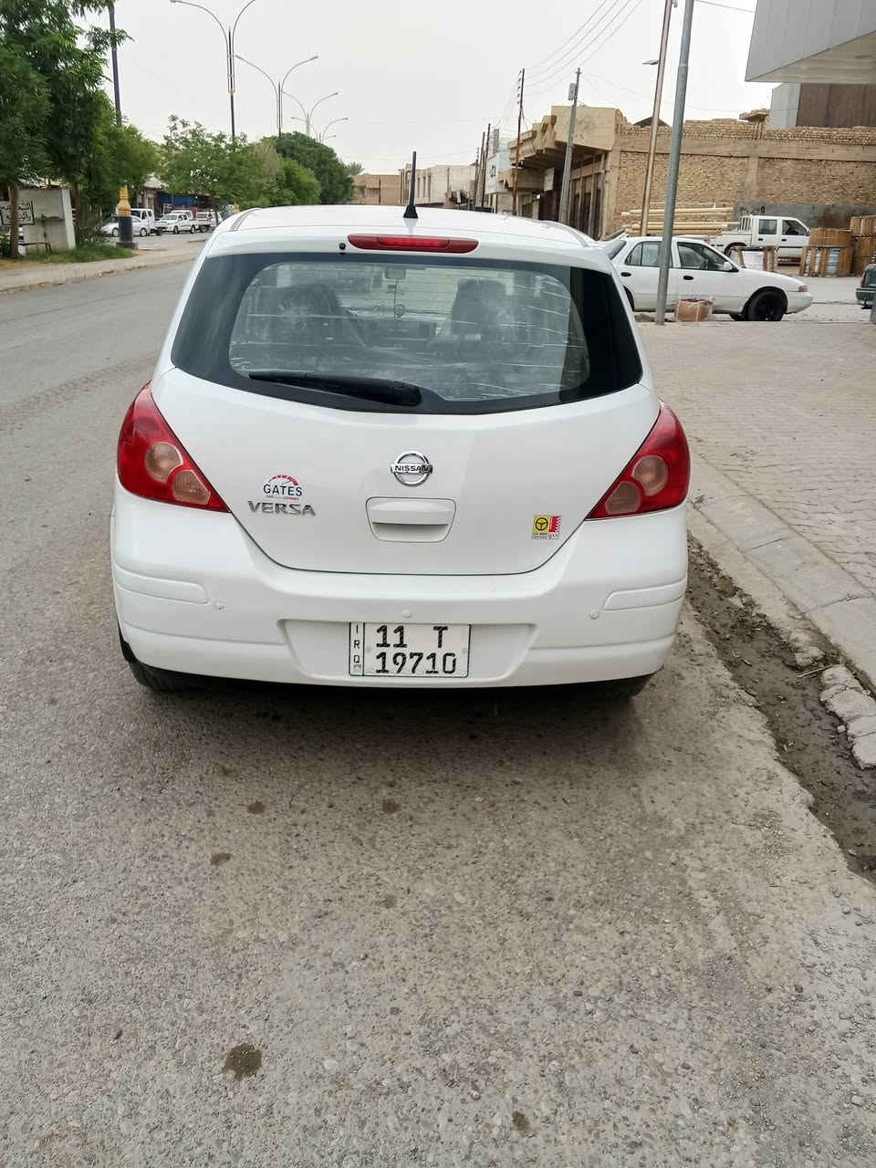 نيسان فرسه • ٢٠١١ • خمس قطع