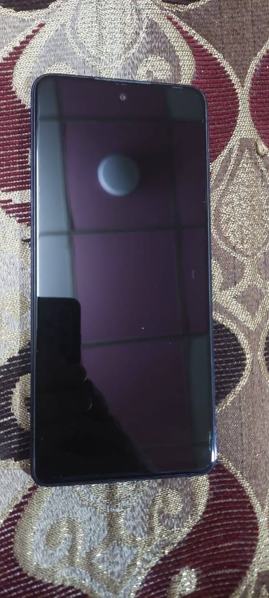 السلام عليكم جهاز للبيع :
TECNO POVA 5 Pro 5G 

• الشاشة: 6.78 إنش IPS LCD بدقة 2460×1080 FHD+، تردد 120Hz، ومعدل لمس يصل إلى 240Hz.
• المعالج: MediaTek Dimensity 6080 5G، تصنيع 6nm، ثماني النواة، بتردد يصل إلى 2.4GHz، مع معالج رسومي Mali-G57 MC2.
• الرام: 8GB RAM مع دعم MemFusion لزيادة الرام افتراضيًا.
• التخزين: 256GB، مع دعم microSD.
• النظام: Android 13 مع واجهة HiOS 13 عند الإطلاق.
• الشبكات: 2G / 3G / 4G LTE / 5G، ويدعم Dual SIM.
• الكاميرا الخلفية: 50MP رئيسية + كاميرا مساعدة للعمق/AI، مع فلاش LED.
• الكاميرا الأمامية: 16MP مع فلاش LED.
• تصوير الفيديو: يدعم تصوير الفيديو، لكن لا توجد كاميرا OIS ولا عدسة Telephoto أو Ultrawide حقيقية، ودعم 4K غير متوفر حسب المواصفات المتداولة.
• البطارية: 5000mAh.
• الشحن: شحن سريع 68W، يصل تقريبًا إلى 50% خلال 15 دقيقة و100% خلال حوالي 45 دقيقة حسب ظروف الاستخدام، ويدعم Reverse Charging بقدرة 10W.
• التبريد: نظام تبريد VC Liquid Cooling للمساعدة على تقليل الحرارة أثناء اللعب والاستخدام الثقيل.
• الألعاب: Panther Game Engine 3.0، شاشة 120Hz، لمس 240Hz، وجيروسكوب حقيقي.
• الصوت: Stereo Speakers، ويدعم Hi-Res Audio.
• منفذ السماعات: 3.5mm موجود.
• منفذ الشحن: USB Type-C مع دعم OTG.
• الاتصال: Wi-Fi ثنائي النطاق 2.4GHz و5GHz، Bluetooth 5.1، GPS، Galileo، BeiDou وGNSS.
• NFC: موجود في النسخ التي تدعمه حسب السوق.
• الحساسات: بصمة جانبية، Gyroscope، Accelerometer، Proximity Sensor، Ambient Light Sensor، Electronic Compass وNFC.
• البصمة: جانبية مدمجة بزر التشغيل.
• الإضاءة الخلفية: Arc Interface RGB، وهي إضاءة خلفية تفاعلية تتفاعل مع الإشعارات والمكالمات والشحن وبعض وظائف الهاتف، وتدعم عدة ألوان وتأثيرات.
• الأبعاد: 168.5 × 76.5 × 9mm تقريبًا.
• الوزن: حوالي 220g.
• الألوان: Dark Illusion وSilver Fantasy، مع توفر إصدارات خاصة في بعض الأسواق.
• التصميم: تصميم Gaming هندسي مع إضاءة RGB خلفية.
• مقاومة الماء والغبار: لا يوجد تصنيف IP68 معروف للجهاز، لذلك لا يُعتبر مقاومًا للماء.
• الشحن اللاسلكي: غير موجود.
• الشاشة AMOLED: غير موجودة؛ الشاشة IPS LCD.
• OIS: غير موجود.
• Ultrawide: لا توجد عدسة Ultrawide حقيقية.
• Telephoto: غير موجودة.
• أهم مميزاته: شاشة 120Hz، شحن سريع جدًا 68W، بطارية 5000mAh، 5G، Stereo Speakers، منفذ 3.5mm، NFC، Gyroscope، تبريد VC، Panther Game Engine، وإضاءة Arc Interface RGB.
• أبرز النواقص: الشاشة ليست AMOLED، السطوع متوسط، لا يوجد OIS، لا توجد كاميرا Ultrawide أو Telephoto، لا يوجد شحن لاسلكي، ولا يوجد IP68، والمعالج من الفئة المتوسطة وليس فئة Flagship.
• محتويات العلبة تختلف حسب الدولة والإصدار، لكنها عادةً تشمل الهاتف، الشاحن، كيبل USB، وقد يأتي معها جراب أو سماعات في بعض الأسواق.

 جهاز موجه بشكل أساسي للألعاب والاستخدام الثقيل، ويتميز بشاشة 120Hz، معالج Dimensity 6080 5G، رام 8GB، تخزين256GB، بطارية 5000mAh، شحن سريع 68W، تبريد VC، Stereo Speakers، Gyroscope، NFC، منفذ 3.5mm
 وإضاءة RGB خلفية Arc Interface. شغالة 

 الجهاز نظيف كلش واستعمال العاب حصرا الضهر  بيه اوساخ فقط ما مخدوش 
الجهاز كلش نظيف عدا الشكل الخارجي وميأثر بشي عليه يتبدل شاصي وضهر ب10 تقريبا وميأثر شي على الجهاز وادائه 
موجود كارتونه 
السعر 270 
رقم للتواصل  ***********
