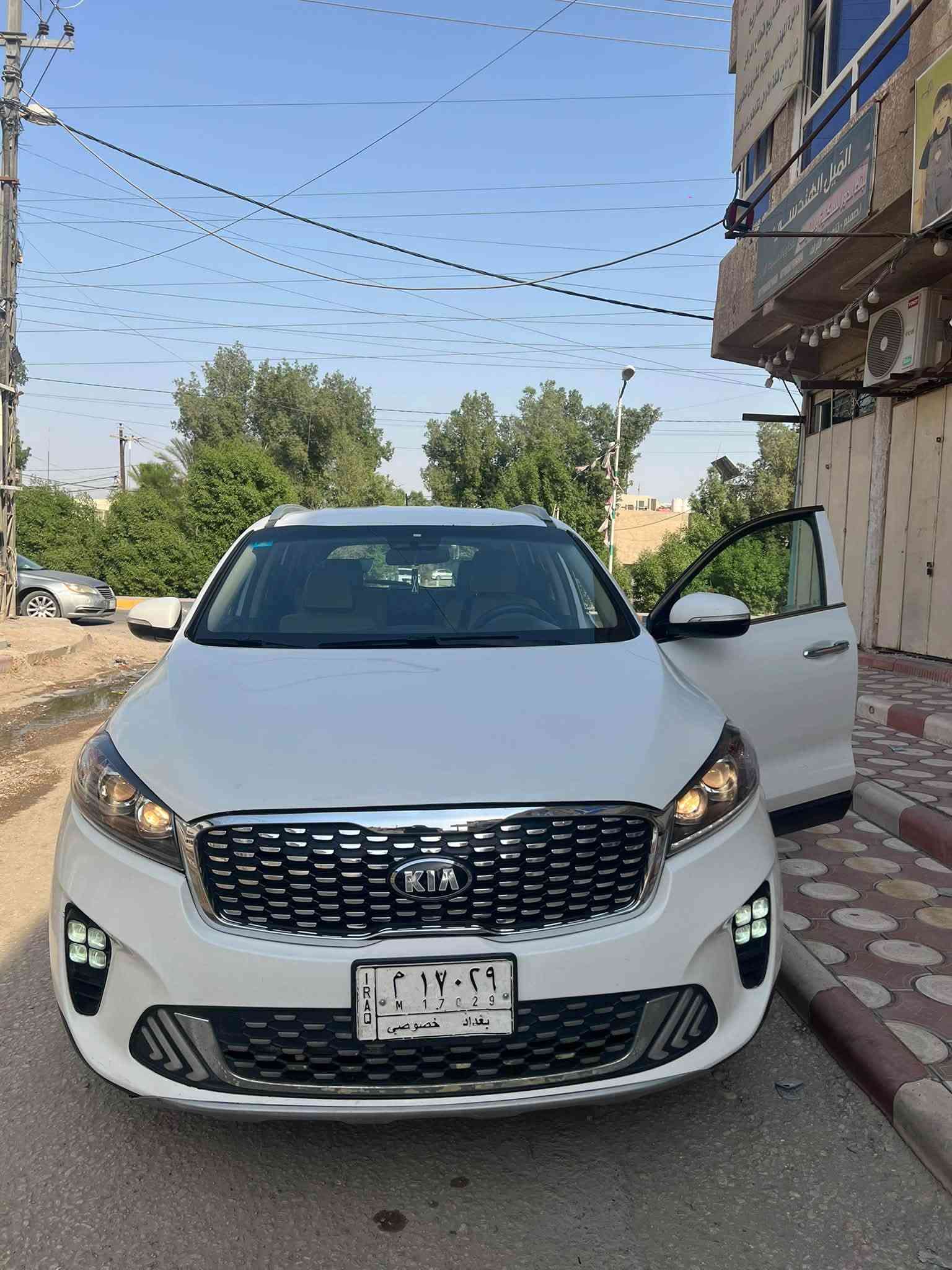 السلام عليكم.  كيا سورنتو مديل2019    امريكيه حادثهه جاملغ السايق واشويه بالبنيد مواصفات السياره عاديه مثل اشاير مري شاشه جبيره تبريد شاشه محرك ٦سلندر لد امامي ويل 20رقم بغداد اباسمي سعر السياره180للاستفسار***********
