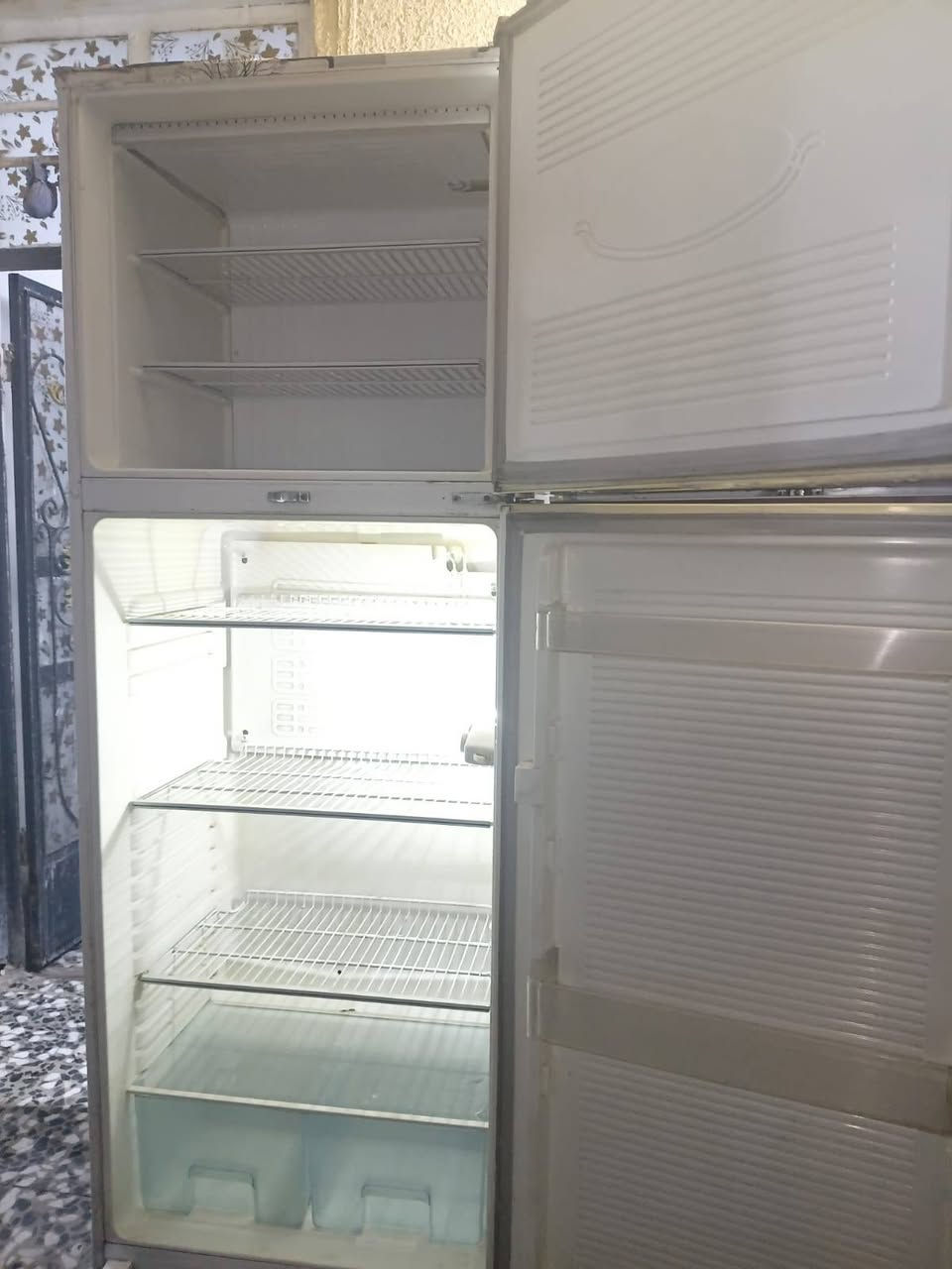 ثلاجه ابلاديه ابد مداخله تصليح حجم كبير 24 قدم سعرها 235 مكان بغداد يوجد توصيل داخل بغداد للاستفسار واتساب ***********
