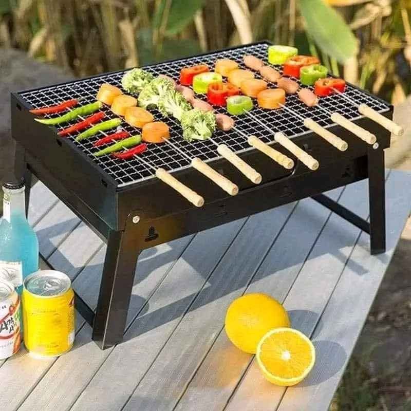 منقلة شواء محمولة Mini BBQ
***********
شواية فحم مصغرة ومحمولة 
مخصصة ومثالية للاستخدام أثناء النزهات والسفر والتخييم.

.تتميز بتصميم مدمج خفيف الوزن يسهل حملها ونقلها لأي مكان

.مزودة بقواعد تثبيت (أرجل) قابلة للطي لسهولة الإعداد والتخزين

.تحتوي على حوض فحم داخلي منفصل مع فتحات تهوية جانبية لتوزيع الهواء

. شبكة شواء علوية وشبكة سفلية مخصصة لرفع الفحم.
.  المواصفات:

.الوزن الصافي: 1.15 كيلوغرام

.القياسات والأبعاد: 36 × 29 × 7.5 سم

الاستخدام: مثالية للتخييم والنزهات (Ideal for picnic and camping)

الهيكل: معدني أسود اللون مزود بفتحات تهوية وأرجل قابلة للطي

. محتويات العلبة:

.الهيكل الرئيسي للمنقلة (مع الأرجل المدمجة)

.حوض الفحم الداخلي الأسود

. شبكة الشواء العلوية المعدنية

.شبكة الفحم السفلية السوداء سامراء, صلاح الدين
