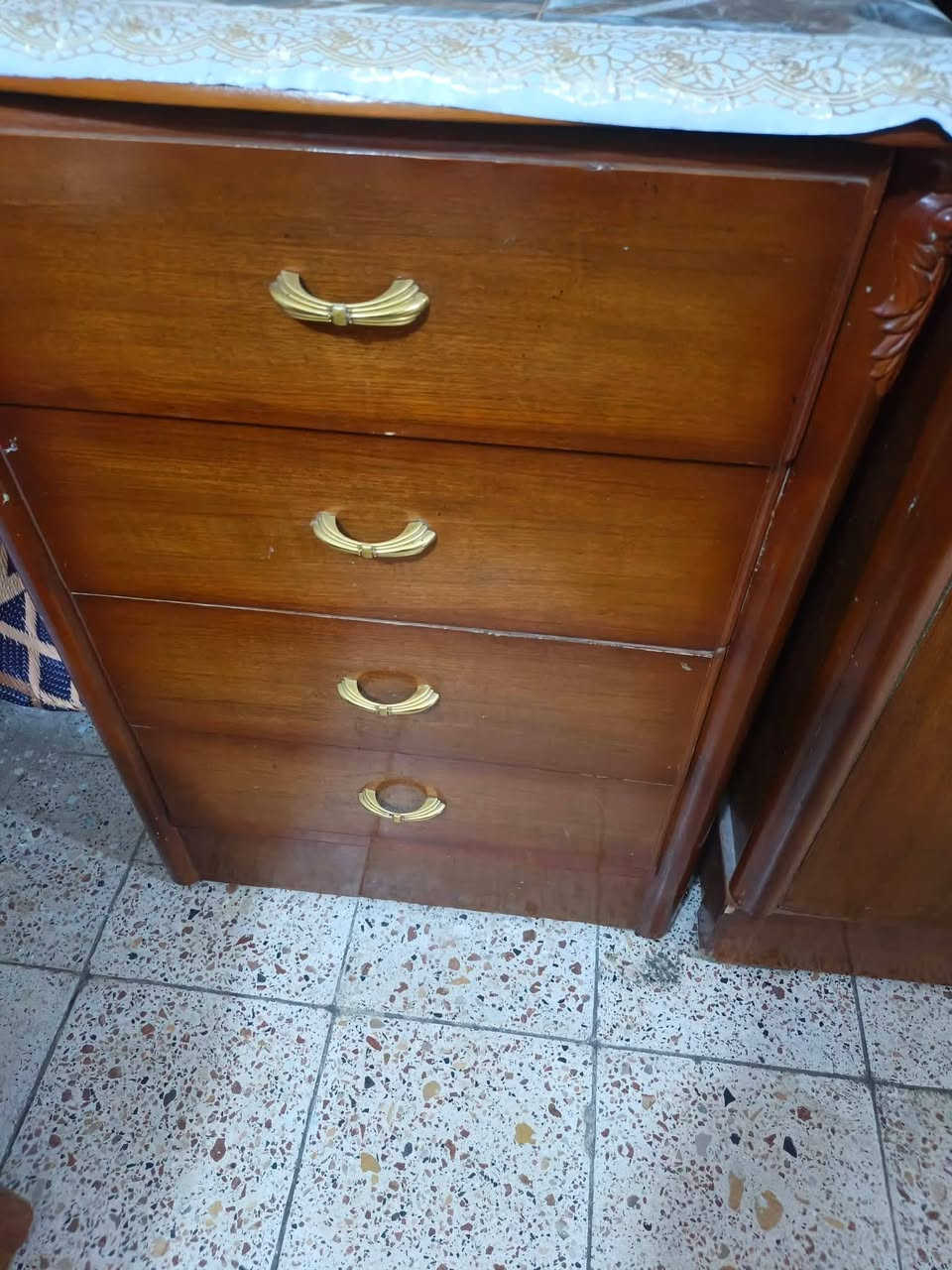 غرفه كامله للبيع من دون كنتور صاج سعره ١٢٥ عنوان مدينه الصدر فطاع٤٣ رقم الهاتف ***********
