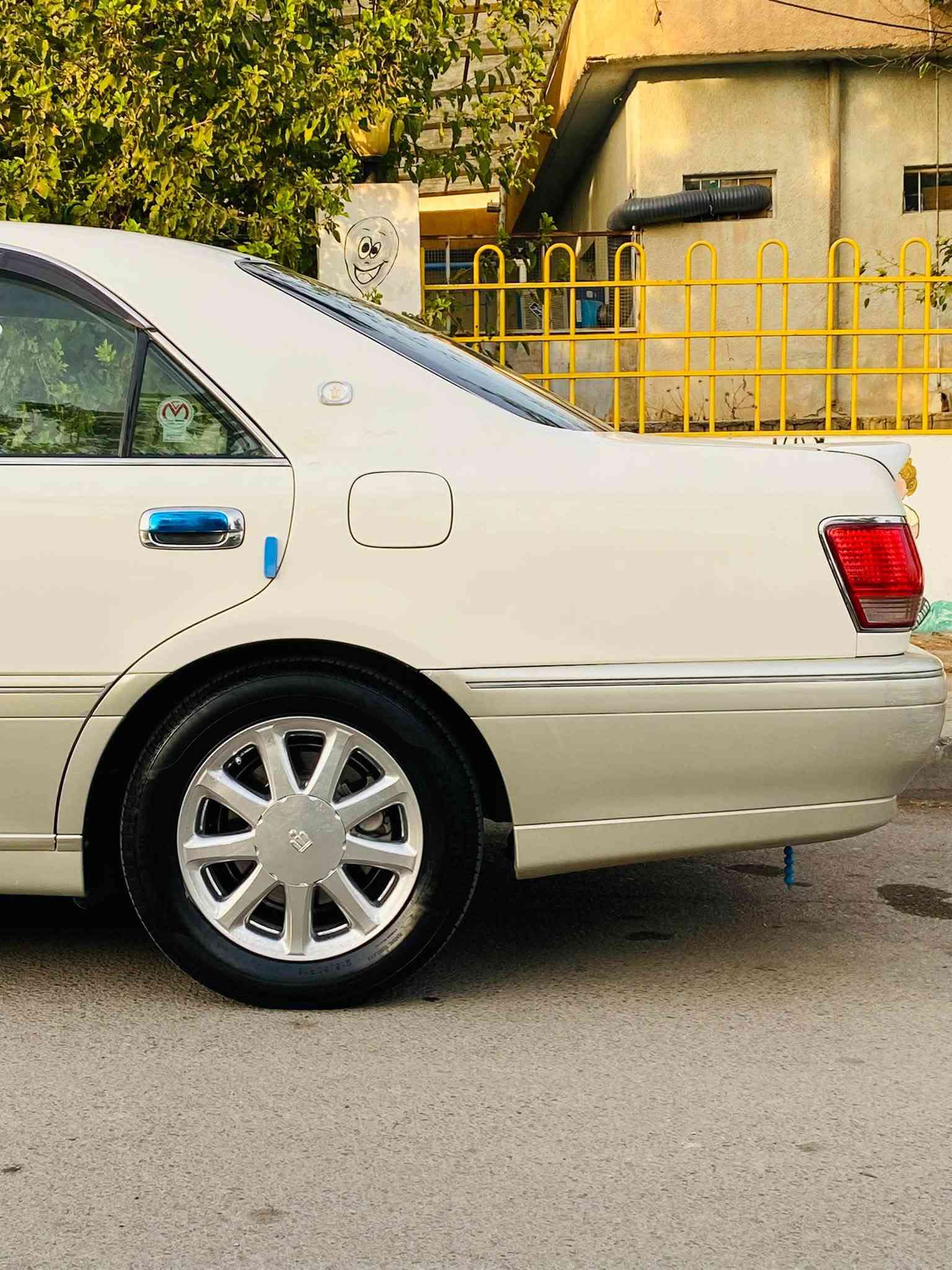 تويوتا كراون • لوحة نجف • ابيض