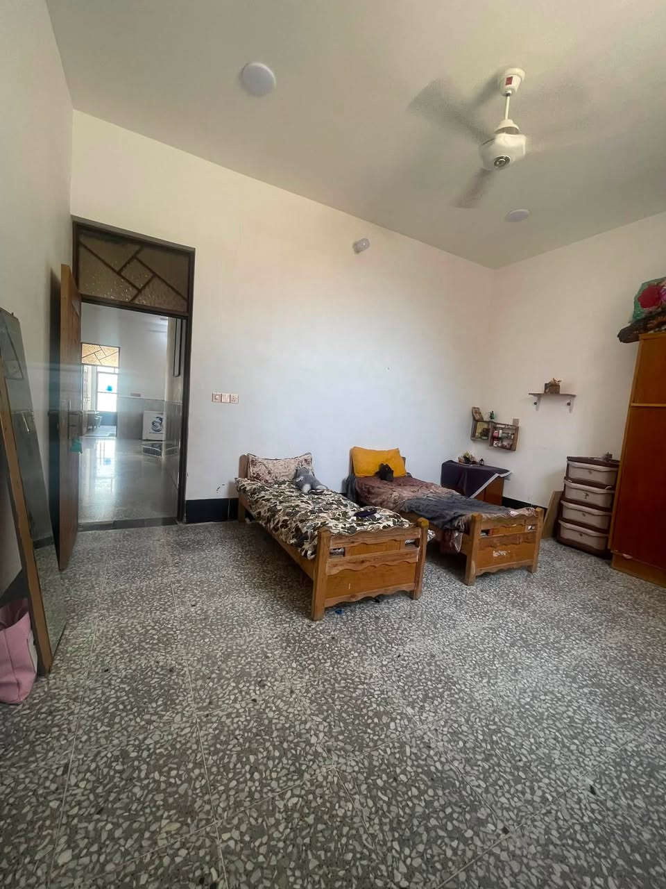 سلام عليكم بيت للبيع مساحه ٦٠٠سند ٢٥موقع الراشديه المراسمه يحتوي على ثلاث غرف نوم بناء طابوق للاستفسار اكثر اتصال على الرقم ***********
