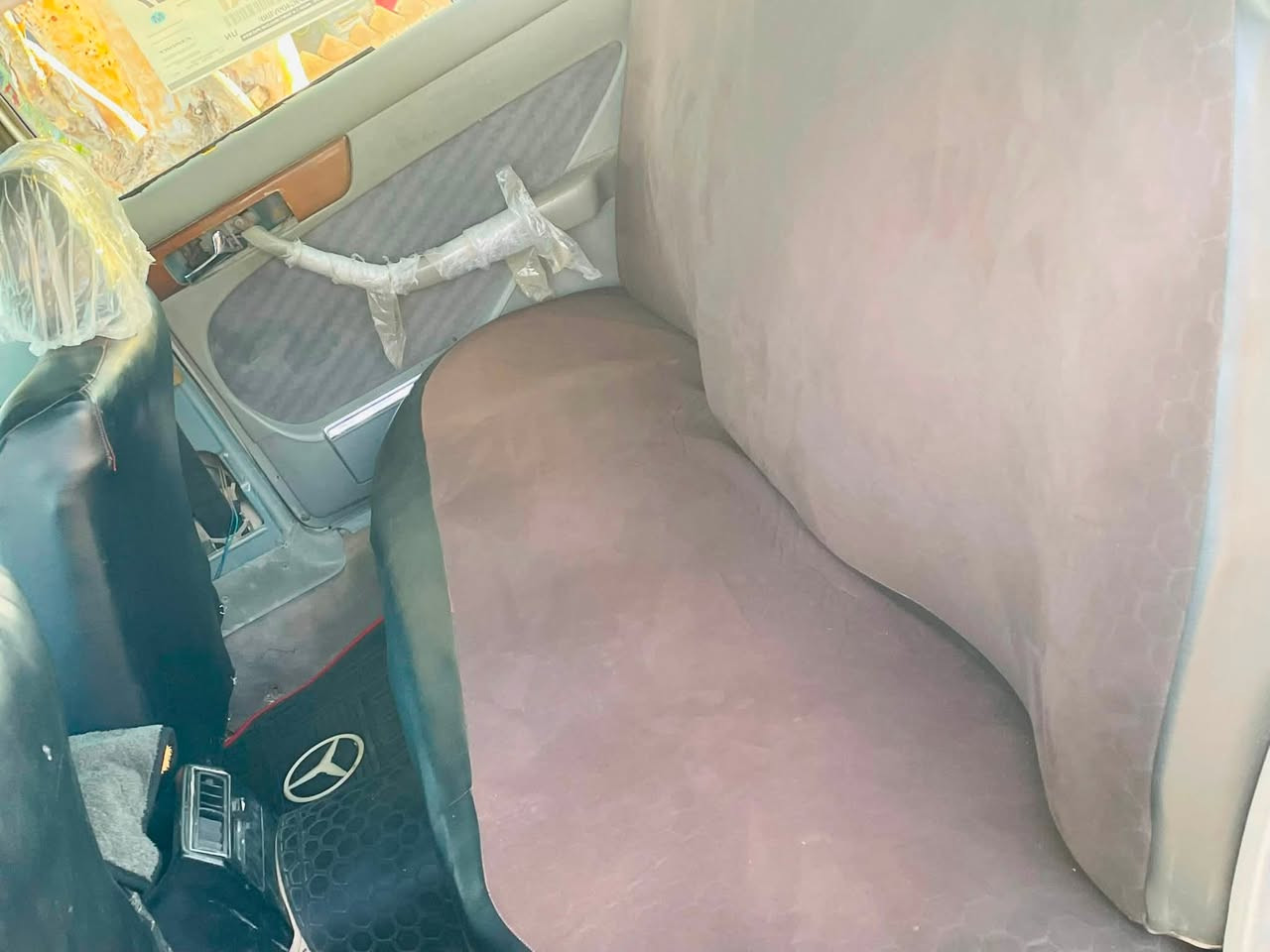 للبيع مارسيدس جانبو 300باب قصير رقم ديالي انكليزي مكينه وكيربطه 3000ديلكو قواعد دبل شواصي بدون لحيم وخياس  تبريد شغال بس عندي الفان كام ميشتغل تخم تاير حداديه جيد جدآ عضمته كلش حلوة السعر 48وبيه مجال مكان سياره ديالى سد حمرين ويرهم مراوس عادي  رقم الهاتف ***********
