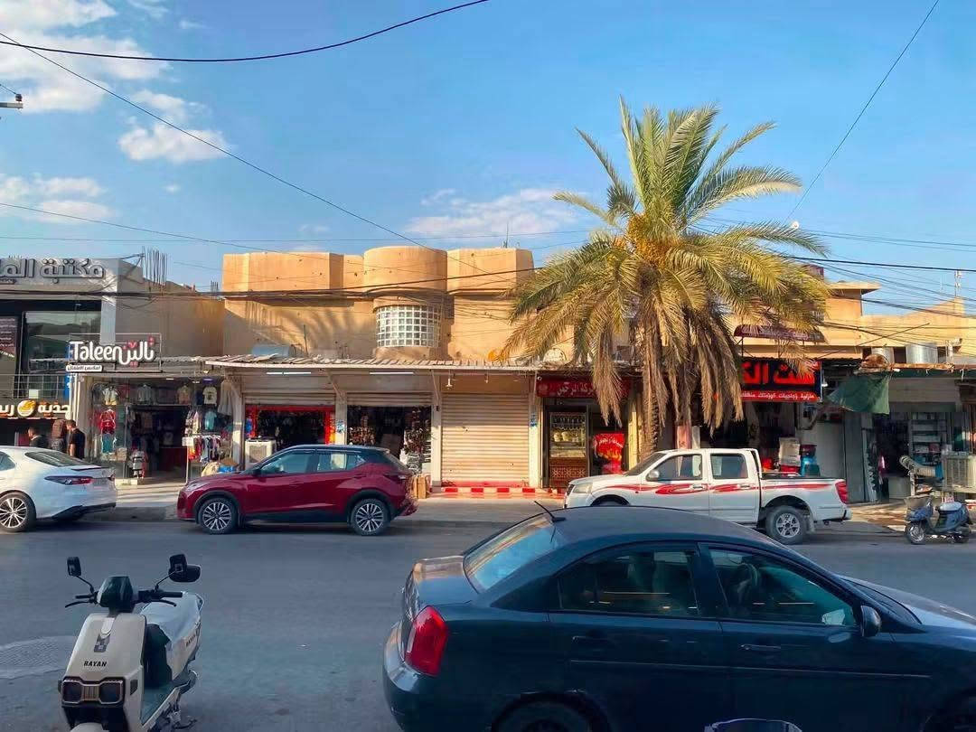 🏢بيت تجاري للبيع – حي تموز
📍 الموقع: حي تموز، مقابل حمزاوي كاسر الأسعار

📐 المساحة: 400 م²
📏 الواجهة: 16 م

🔹 الطابق الأرضي:
• 5 محلات تجارية
• 4 محلات مؤجرة، إيجار كل محل 250 ألف شهرياً
• المحل الخامس مؤجر بـ 400 ألف شهرياً لكبر مساحته
• الطابق الأرضي يصلح أيضاً كمجمع، ويحتوي على 4 غرف مع مطبخ

🔹 فوق الطابق الأرضي:
🏠 شقتان سكنيتان

💰 العقار فرصة استثمارية ممتازة بدخل إيجاري مستمر وموقع تجاري مميز.

📞 للاستفسار والتفاصيل:
***********

📍 الموقع: مقابل حمزاوي كاسر الأسعار – حي تموز
