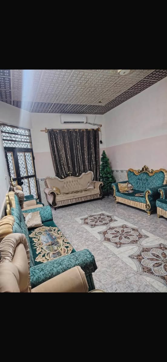 سلام عليكم بيت للبيع طابو سراعي ابو الخصيب ابو كوصره البيت مساحته400 والبناء240 بيت طابقين بي6 غرف منام وصحيات وصاله وديونيه وكراج جبير وحديقه يعني بيت مرتب بناء البيت 2022جديد سعره 170 بي مجال كلش قليل ***********
