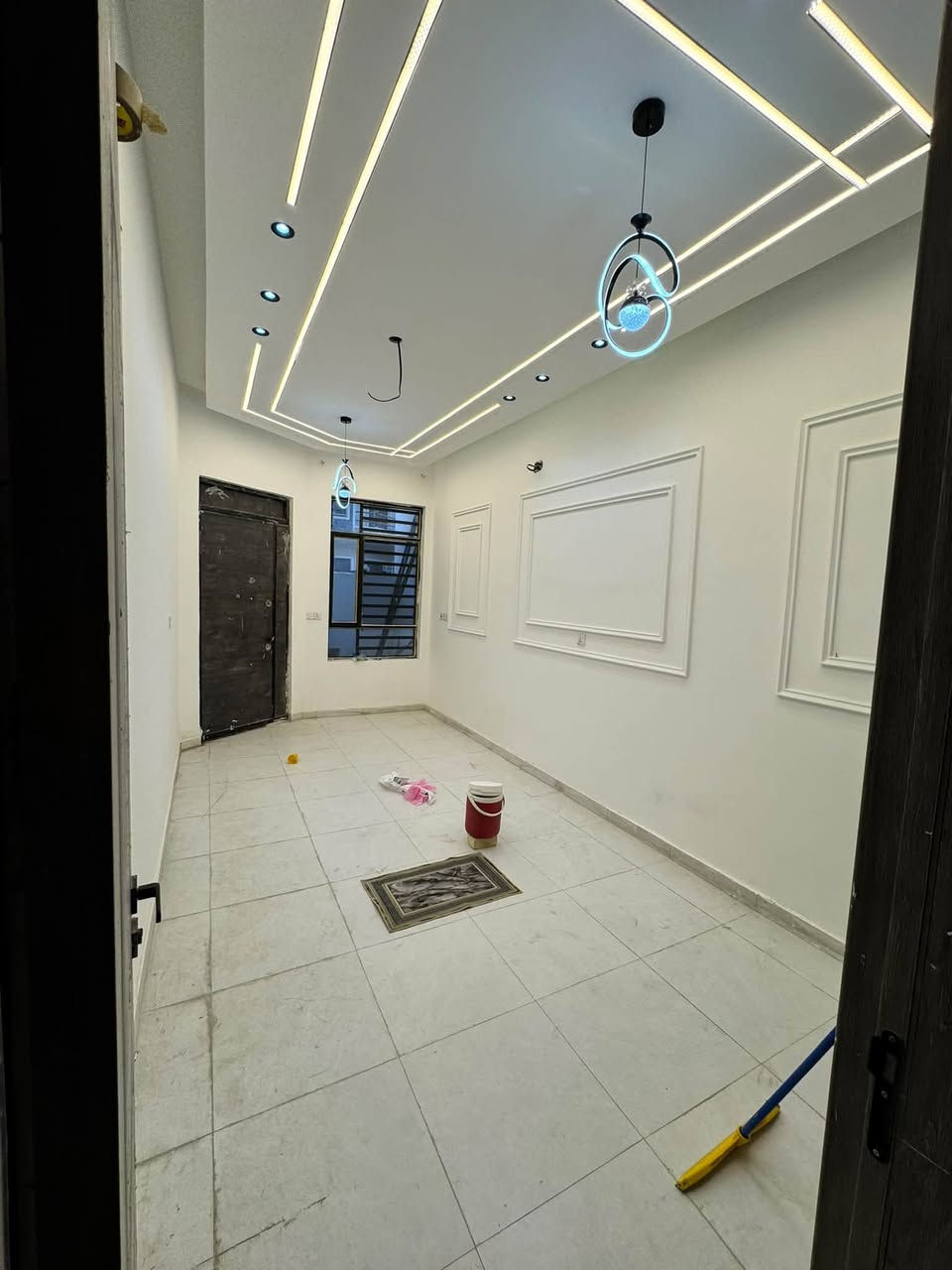 عقار للبيع في الدورة حي دجلة السكني زراعي
مساحة ١٠٠ الواجة ٦.٢٥ نزال ١٦  سنة بناء ٢٠٢٦ موقعه جدا مميز بشارع ٩ بل بداية شارع مميز من ناحيه كهرباء ومي مجاري 

يحتوي طابق الارضي صاله ومطبخ وهول و غرفه نوم ومنور وخدمات صحيه تعليك ودفن و الطابق الثاني ع ٢ غرف نوم وخدمات صحية ملاحظة غرف مال نوم جدا واسعه ع عرض الواجة كلهن بيت 🏠 الاستفسار تواصل. *********** 

سعرر جدا مناسب
