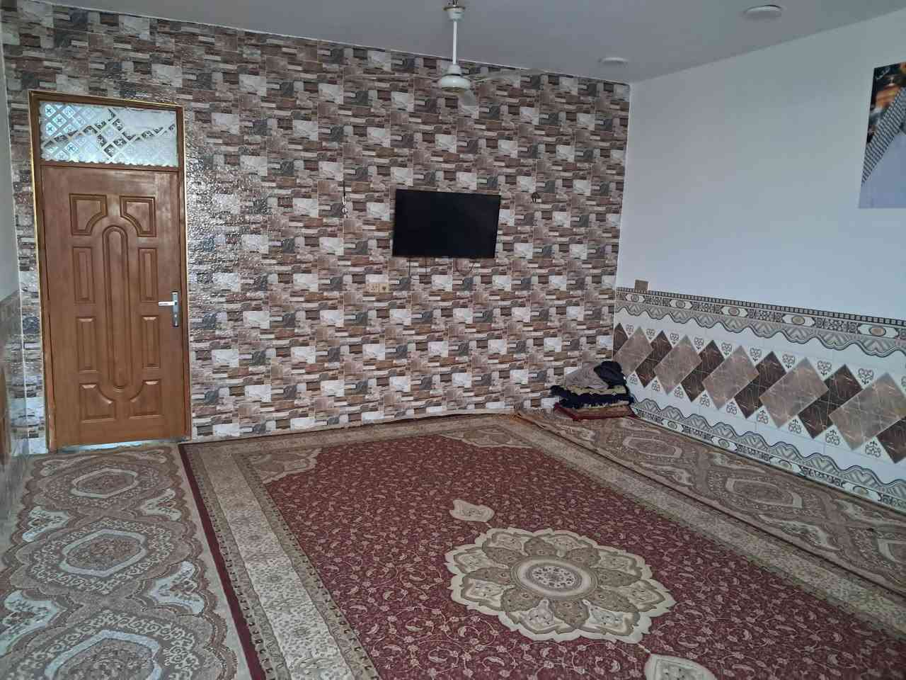 ​🏡 دار للبيع بمواصفات ممتازة ومساحة واسعة 🏡
التفاصيل العامة:
​📐 المساحة: 200 متر مربع.
​📏 الواجهة: 11 متر.
​🏗️ البناء: طابقين متكاملين.
​📍 تفاصيل التقسيم الداخلي:
​🚗 الطابق الأول (الارضي):
​طرمة خارجية كبيرة: تسع لسيارة وتكتك
​خدمات خارجية: تواليت وحمام مستقل في الطرمة.
​الاستقبال: ضخمة ومريحة (أبعاد: 6m × 5m).
​المطبخ: نظام حار / بارد.
​غرف النوم: غرفتين نوم كبار.
​المناور والخدمات: مناور عدد (2) + تواليت وحمام داخلي بأحد المناور.
​🛏️ الطابق الثاني:
​غرف النوم: (4) غرف نوم واسعة.
​غرفة سويت: تتضمن حمام خاص.
​صالة الطابق الثاني: تحتوي على حمام إضافي يخدم الصالة والغرف.
​💡 ملاحظة: البيت يمتلك تصميم عصري واستغلال ممتاز للمساحات، مناسب جداً للعوائل الكبيرة أو اللي تبحث عن راحة ومساحة واسعة.
..جنس العقار :طابو زراعي سند 25 / عندي وكاله عامه من صاحب الأرض 
​📌 مكان العنوان: (حي الفرات شارع ثاني مقابيل حي نصر )
📞 للاستفسار أو الاتصال: (***********)
