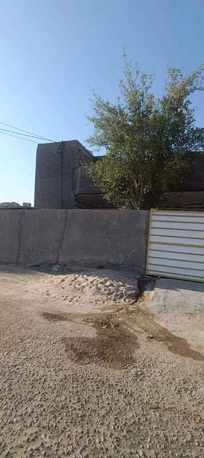 بيت للبيع ابي غرق حي الجواد بشارع القائد ابو تراب يرهم قسط بمقدمه 40 سعر النقد 65 وبي مجال مساحة البيت 250متر سند 25 تحويل باسم المشتري لتواصل خاص
