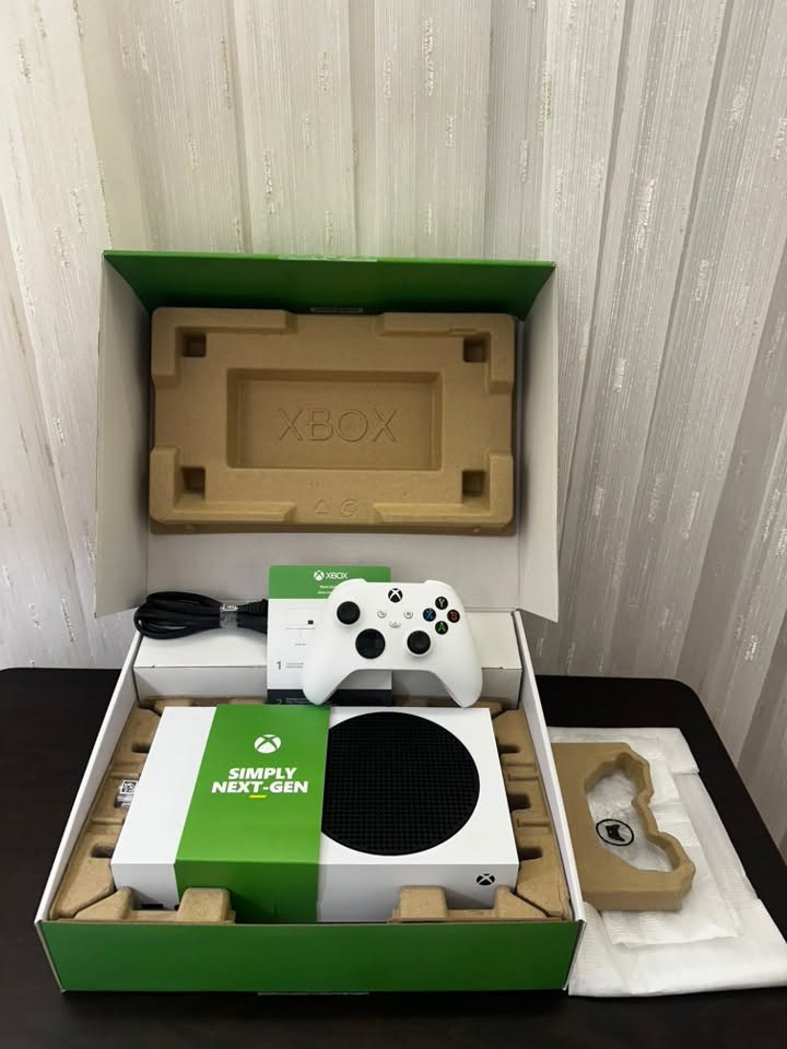 Xbox series s +جويستك
512GB
جهاز نظيف مستعمل جدا قليل 
اي خلل او تصليح ما بيه
كامل ملحقاته موجودة 
السعر430الف و بيه مجال سهلة انشاالله
للتواصل***********
