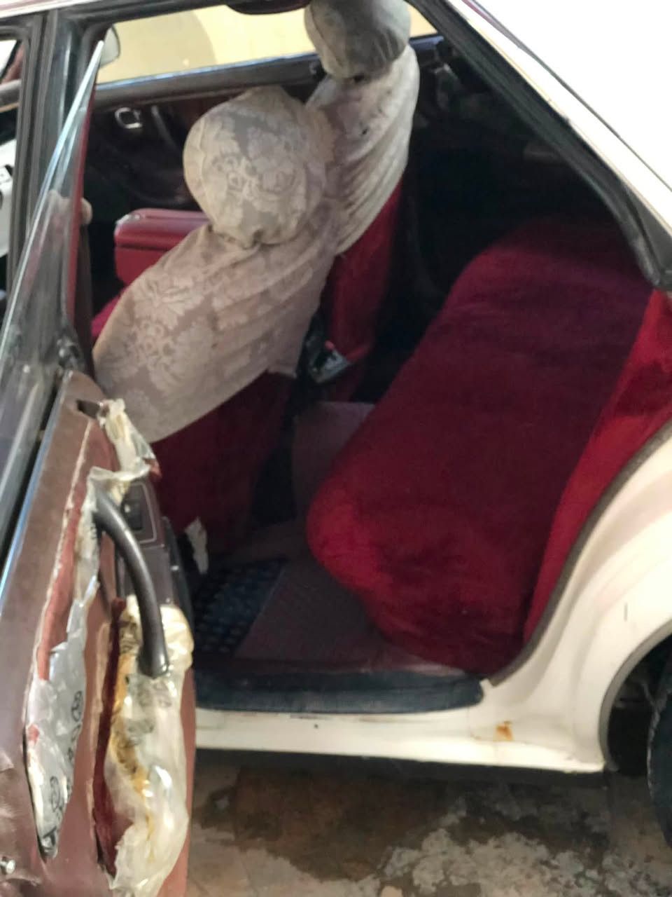 السلام عليكم اخوان عندي هارتوب طويلة للبيع فقط 
السيارة مرتبة بيها حادث سابق مرتچية شي بسيط موجودة الصورة ،السيارة بلادي ،تحتوي على شاشة ودمام ،تبريد عايزة بس غاز ،گير ومحرك شرط لاتنقيص ولاتبخير السيارة ب اسمي والرقم انگليزي ترايك وين مايعجبك السعر ٤٥ورقة وبيها مجال للاستفسار والتواصل اكثر الرجاء الاتصال على الرقم التالي:
*********** 
تعال وادلل
