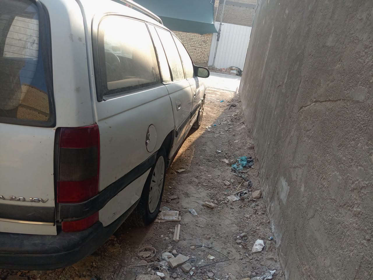 السلام عليكم عندي هاي السيارة للبيع اوبل اوميكا بزون استيشن موديل ١٩٩٦ رقم بغداد انكليزي سياره جاهزه وشغاله وخدميه مال كراب مكينه وكير اوتوماتيك محرك برنس لا صرف لا تبخير وكير كهربائيات كله شغاله صدر أمامي و خلفي جديد تخم تاير جديد مكاني بغداد السعر ٢٦ ورقه بي مجال للاتصال *********** للبيع فقط
