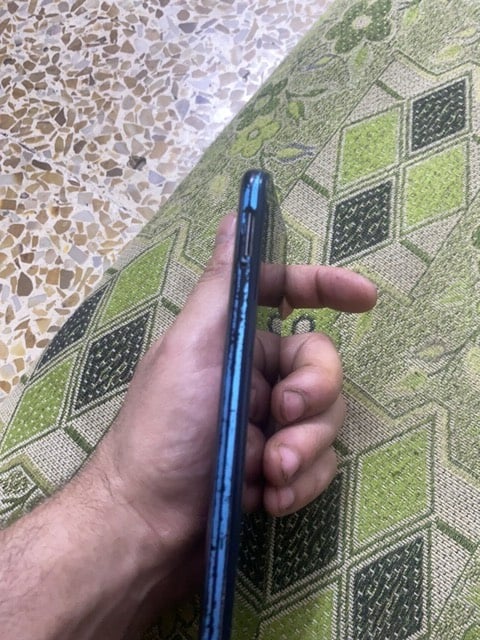 * 📱 الشاشة: 6.5 إنش LCD بدقة HD+ ‏(1600×720)، وتردد 60Hz. 
* ⚙️ المعالج: Unisoc T610 ثماني النواة، مناسب للاستخدام اليومي والتطبيقات الخفيفة والمتوسطة. 
* 💾 الرام/التخزين:  4G  رام،  64GB تخزين، مع إمكانية إضافة microSD. 
* 📸 الكاميرات: خلفية 13MP + عدستين 2MP، وأمامية 5MP. تصوير الفيديو حتى 1080p/30fps. 
* 🔋 البطارية: 5000mAh، وهي من نقاط قوته، لكن الشحن Micro-USB وليس USB-C. 
* 📶 يدعم 4G، شريحتين SIM مع منفذ مستقل للذاكرة.
شنو اسم الموديل بالضبط؟ وإذا تگدر اكتب الشركة والنسخة حتى يعرفه المشتري بسهولة.: 
realme C21Y
الحالة شلون؟ أكو أي كسر/خدوش/مشاكل بالشاشة أو الظهر أو الجوانب غير اللي باين بالصور؟: 
مبدل شاشه فقط 
البطارية شكد تكعد تقريباً بالاستخدام العادي؟ وهل بيها ضعف أو تحتاج شحن أكثر من قبل؟: 
مايصرف شحن قطاره
وين موقعك بالضبط للتسليم؟ والسعر نهائي لو بيه مجال للمساومة؟: 
حي سومر سعر نهائي ٦٠ الف