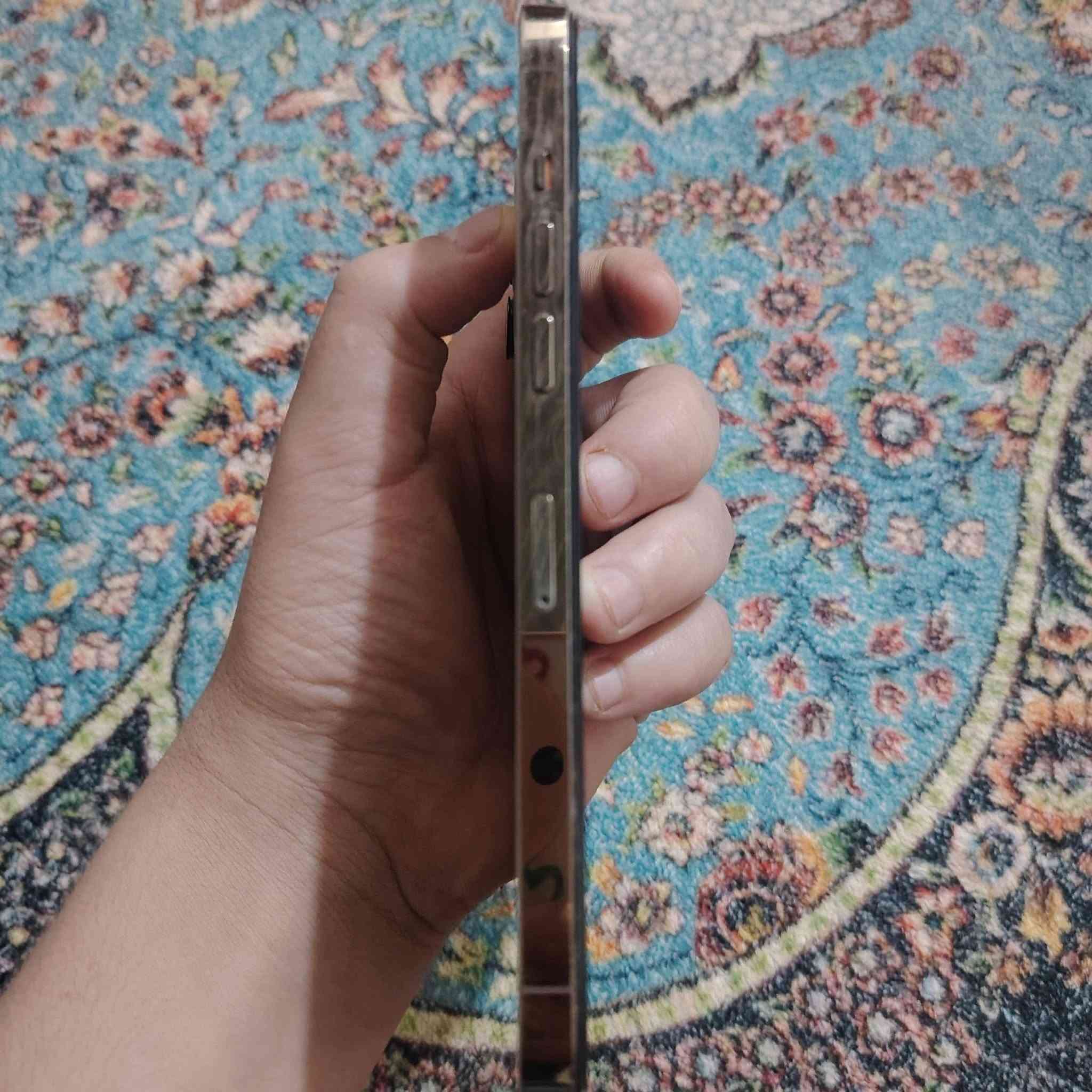 السلام عليكم عندي iPhone12 Pro Max اريد ابيعه الشراي يتصل ***********.
