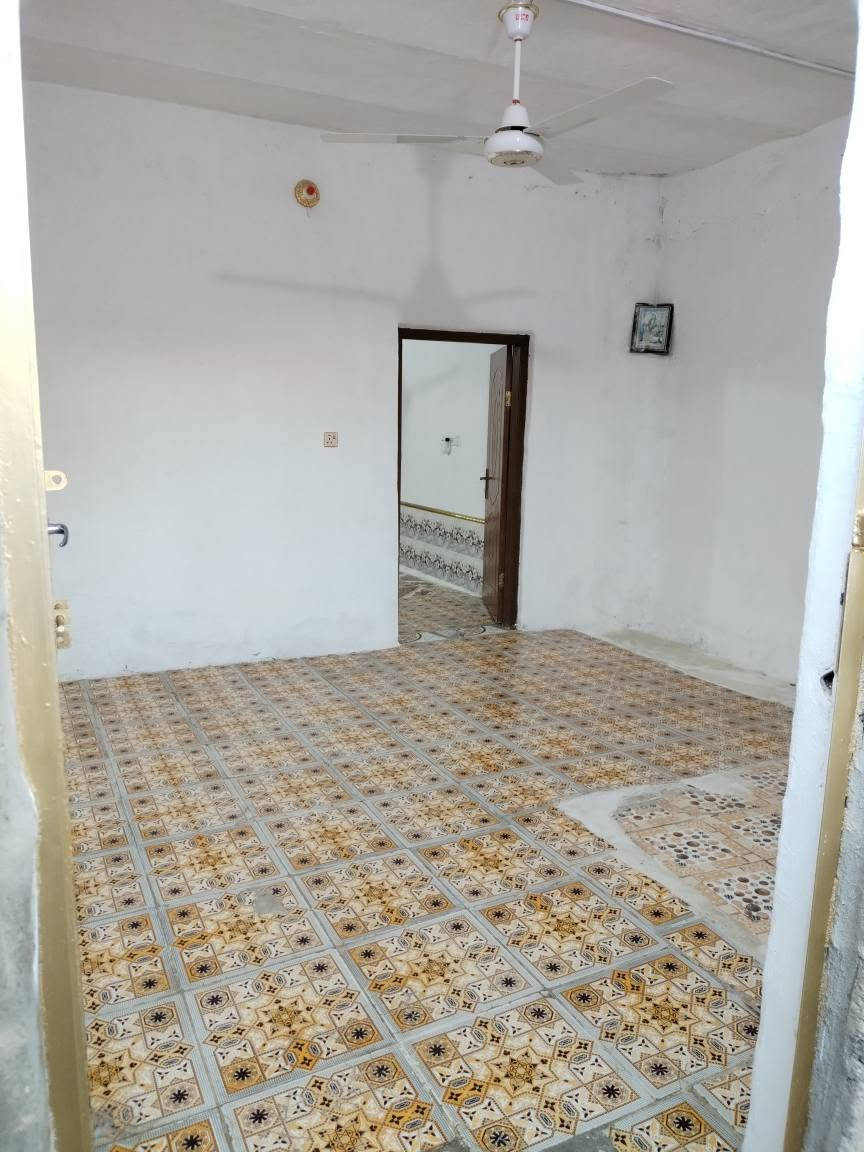 (رحمه ع والديكم )        المو شراي ودوراسعار لاتخابر  
       …… .…………… 
سعر 11 وبي مجال 
……………………………… .
بيت للبيع ( حواسم )
عنوان حي القاهره الثانيه  ( يتكون البيت من غرفه ومطبخ  وطرمه زغيره وحمام وتواليت مشترك البيت مال (عائله زغيره)   شراي وجاد يجي ويشوف بعينه افضل من الصور والفديوات اذا تحب تستفسر هاذ رقمي وبالخدمه  *********** أتصال او وتساب موجود عمارة, ميسان
