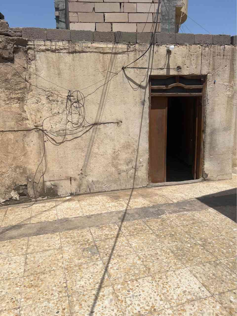 بيت الايجار ابو الخصيب عويسيان سعره ٣٥٠ يحتوي ع غرفتين نوم مع صالة و استقبال و كراج وصحيات أي استفسار واتساب أو اتصال *********** البصرة, العراق
