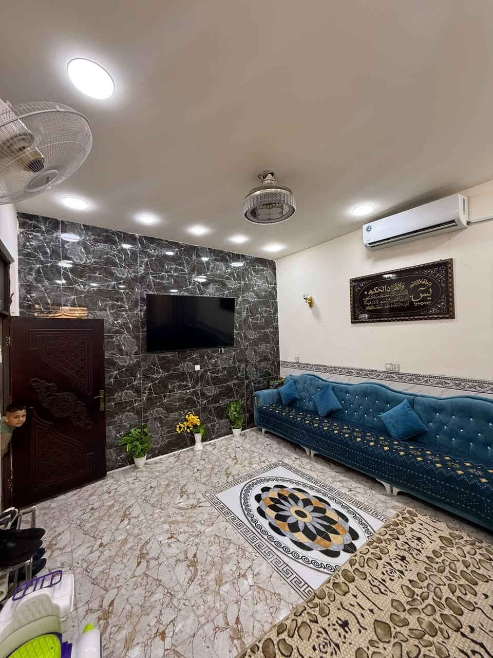 السلام عليكم اعلان اعلان اعلان 
🏠 بيت للبيع في موقع مميز –المدائن خلف اعداديه التجاره للبنات كل خدمات متوفره
تبليط كهرباء ماء ارصفه مجاري 
 * المساحة: 142 متر مربع (الواجهة 6.5 م × النزال 22 م).
 * السند: طابو ملك صرف (ملكية تامة).
 * البناء: طابق واحد.
تفاصيل البيت:
 * غرفتان نوم + استقبال + مطبخ.
 * حمامات عدد 2.
 * حديقة منزلية.
 * أرض إضافية مقابله بمساحة 150 متر مربع مزروعة وتحتوي على بئر ماء.
السعر المطلوب ١٤٩ مليون 
📞 للاستفسار والتواصل:
[*********** واتساب موجود ابو جبل ]
