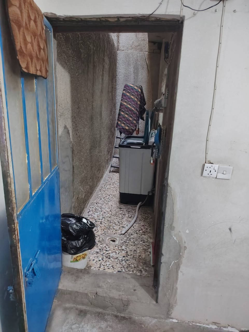 سلام عليكم بيت للبيع بقطاع (2) مقابل سوك الاولى البيت فرع قريب ع الشارع مساحه البيت(110م ) الواجهه(10م ) وانزال(11م ) البيت يحتوي عله  (ستقبال +غرفة +مطبخ +صاله+حمام داخلي+حمام خارجي+منور +ترك ) هاذه طابق الاول  طابق ثاني(غرفتين نوم) البيت مسلح بناه2017 بيع مستعجل اتصال  على  هاذه الرقم ***********.
