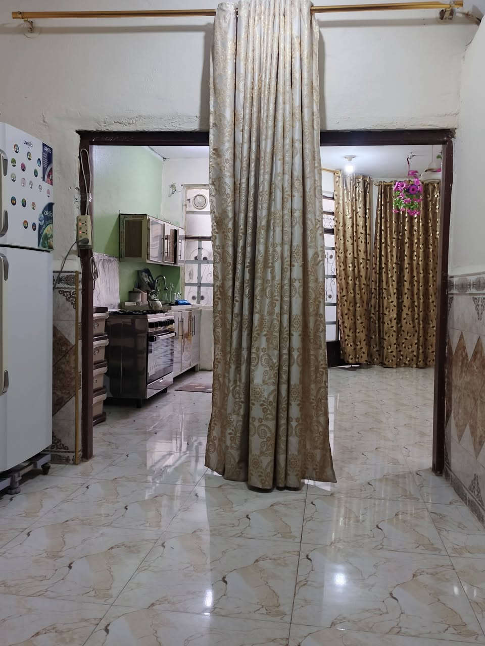 دار للبيع مساحه ١٠٠ متر طابو زراعي ٢٥ عنوان المفرك قرية الحاج ناصر قرب ملعب مجيد البيت يتكون استقبال مطبخ حمام داخل البيت صاله غرفت نوم منور + غرفت طابق ثاني بدون صقف بيت كامل كله سيراميك الواجها ٥ نزال ٢٠ تصال على رقم *********** سعر ٦٠ بي مجال بيت نضيف مرتب
