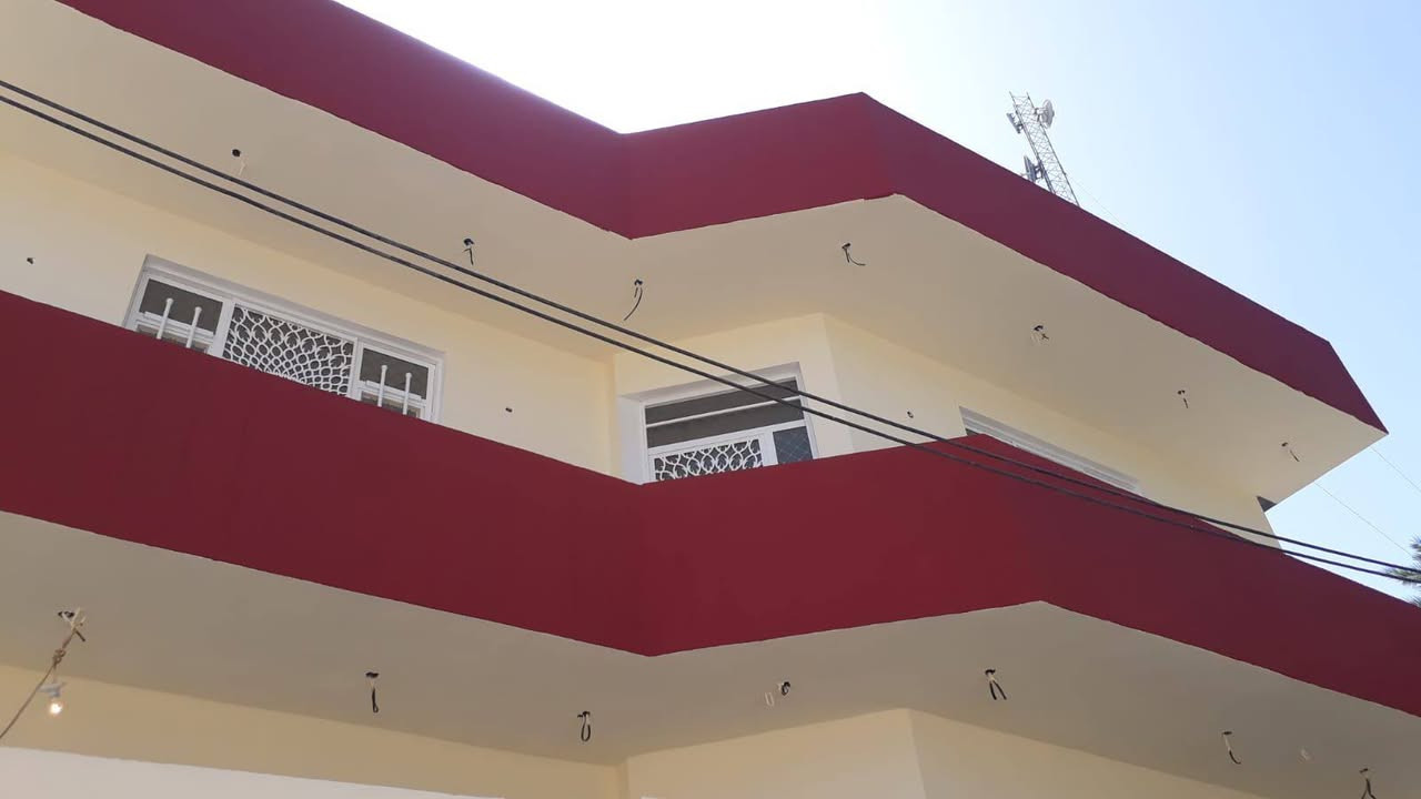دار للبيع في ناحيه الوجهيه قرب جامع الوجهيه 
مساحه 140
يحتوي 4غرف نوم
مطبخ 2
صحيات غربي اوشرقي عدد 3
اتصال ***********وادس
