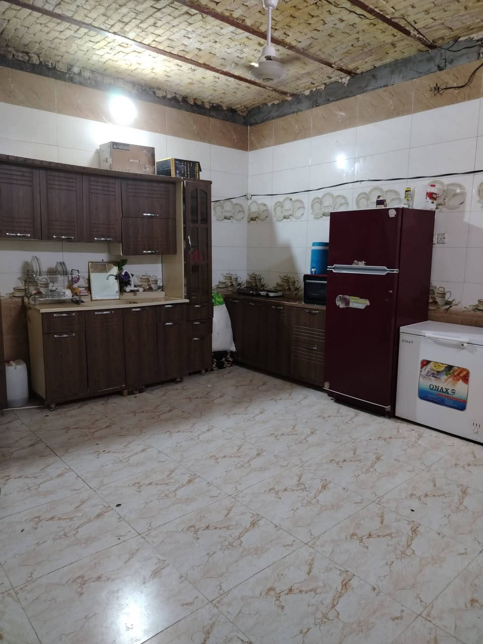 سلام عليكم ورحمة الله وبركاتة بيت للبيع مساحته 220 متر بيت ساحه وصحيات خارجيه وداخليه وديوانيه ومطبخ وصاله وغرفتين ومنور خدمات مجاري ماي كهرباء كلشي متوفر الشوارع راح تبليط عن قريب  سعر 65 مليون وبي مجال بسيط بس الشراي ينتصل على هذا الرقم ***********
