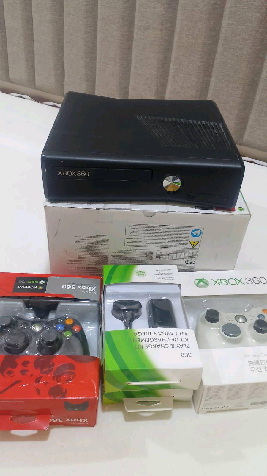 اكس بوكس 360 
مع ثلاث جويستيك 
وهارد العاب
أخوي شنو موديل الاكس بوكس بالضبط؟ وهل هو سليم ويشتغل 100% لو بيه أي عطل/تهنيگ؟: 
موديل 360 سليم ويشتغل 100%
هل ويا الجهاز كل الملحقات الأصلية كاملة: الباور، سلك HDMI/AV، واليدات كلها شغالة زين؟: 
كل الملحقات الاصلية موجودة 
وين موقعك بأي محافظة/منطقة؟ والتسليم يد بيد لو توصيل، وشكد السعر النهائي؟: 
البصرة/ ابي الخصيب
التسليم يد بيد 
السعر انهائي 150،000 دينار 
رقم الهاتف: ***********