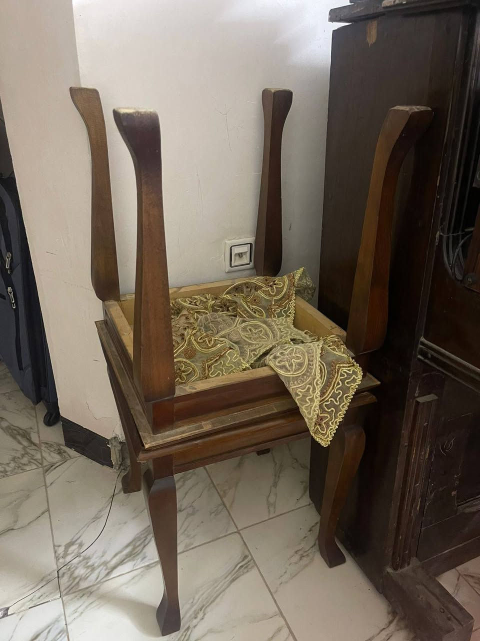 طخم رئاسي جديد نظافه 90% مع اربع طبلات وميز وسط كبير عشر مقاعد 4 مفرد و2 ثلاثي للاستفسار اتصال عبر الواتساب 
***********
