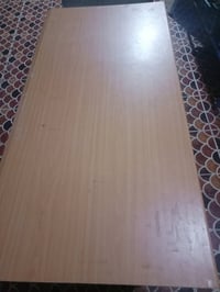 ميز مكتبي • للبيع