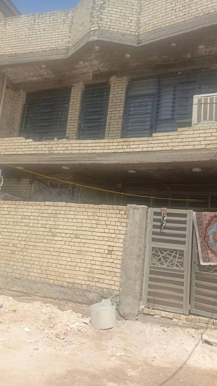 السلام عليكم بيت بشارع افران ضياء فرع الحداد مساحه 100متر واجهه 8 نزال 12ونص بيت بي نقص بياض وارضيه ولفوك مبيض بي غرفتين بس البيت مدخلين 
السعر 115  الإستفسار هذا رقم ***********
