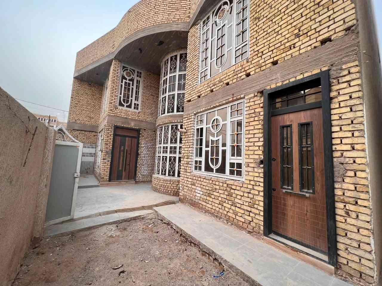 🏡 عقار متكامل للبيع: دار طابقين + شقة مستقلة + محل | جديد وغير مسكون
✨ منزل للبيع – فرصة مميزة

للبيع منزل بمساحة 216 متر مربع، ركن على شارع 20 متر، بموقع مميز وتصميم عملي.

🏠 مواصفات المنزل:

🔹 طابقان

🔹 4 غرف نوم

🔹 صالة معيشة

🔹 غرفة استقبال

🔹 مطبخ

🔹 3 حمامات

🔹 كراج سيارة

🔹 حديقة

🏢 كما يحتوي العقار على شقة مستقلة:

🔹 مدخل ودرج منفصل مباشرة على الشارع

🔹 غرفتان

🔹 صالة

🔹 مطبخ

🔹 حمام

✨ العقار جديد وغير مسكون، ويتميز بمساحته الجيدة وموقعه الركني على شارع 20 متر.

📐 المساحة الكلية: 216 م²

🛣️ الموقع: الخاچية ركن على شارع 20 متر

📞 للاستفسار:

***********
