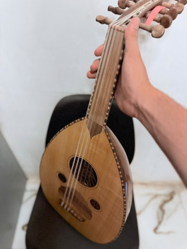 عود زرياب شامي مقفل بخشب الجوز سوري الصنع مدوزن وكامل والعود جديد ما مستعمل نهائيا بس للدوزان مع ملحقاته ( ريشتين للعزف+جنطة جلد سودة ) السعر 155 الف مع التوصيل لجميع محافظات العراق وبي مجال بسيط
للتواصل واتساب ***********
