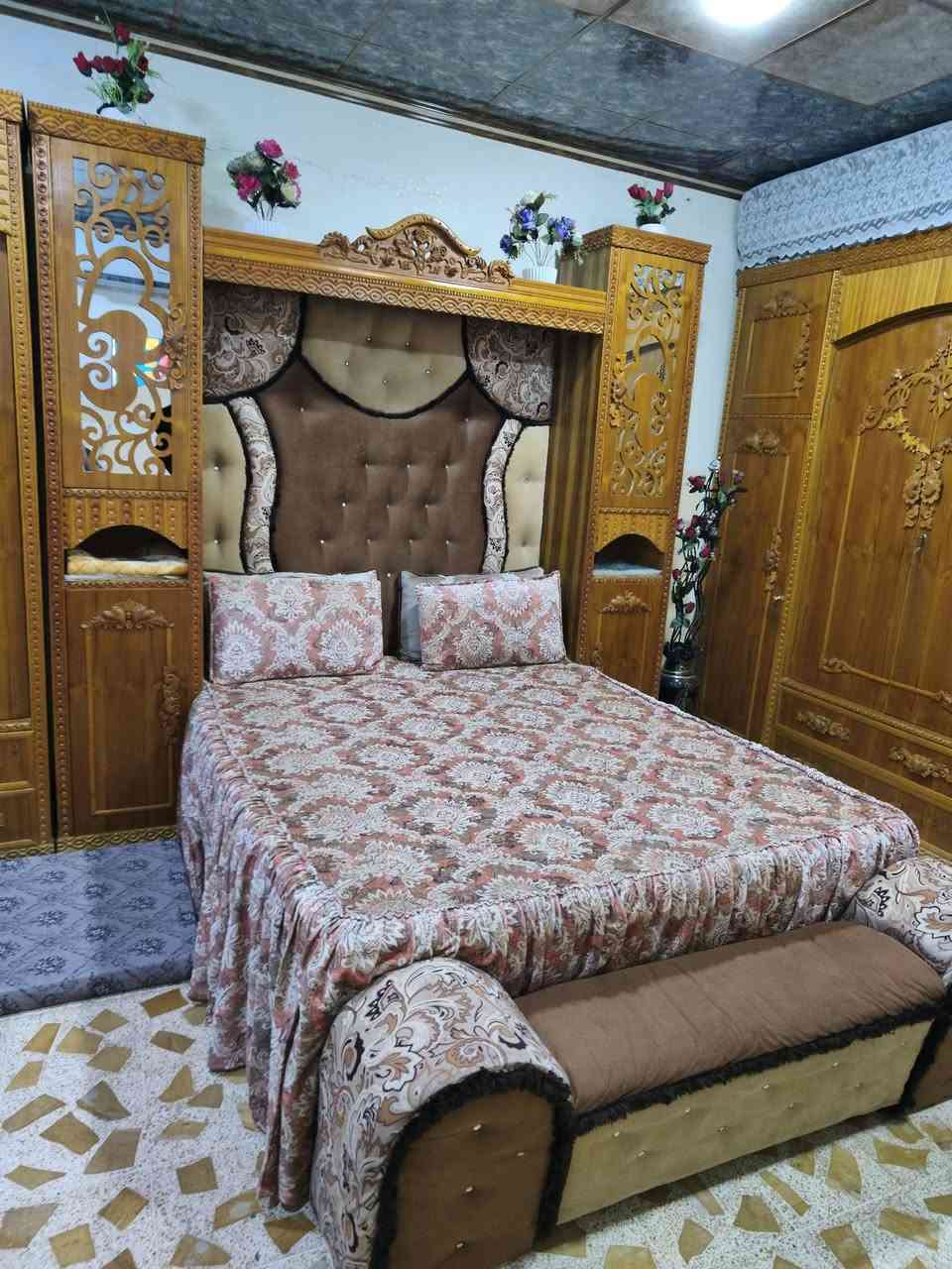 السلام عليكم غرفة اخشاب للبيع 
خشب شرط اصلي ثخين 
لل استفسار عن السعر ***********
