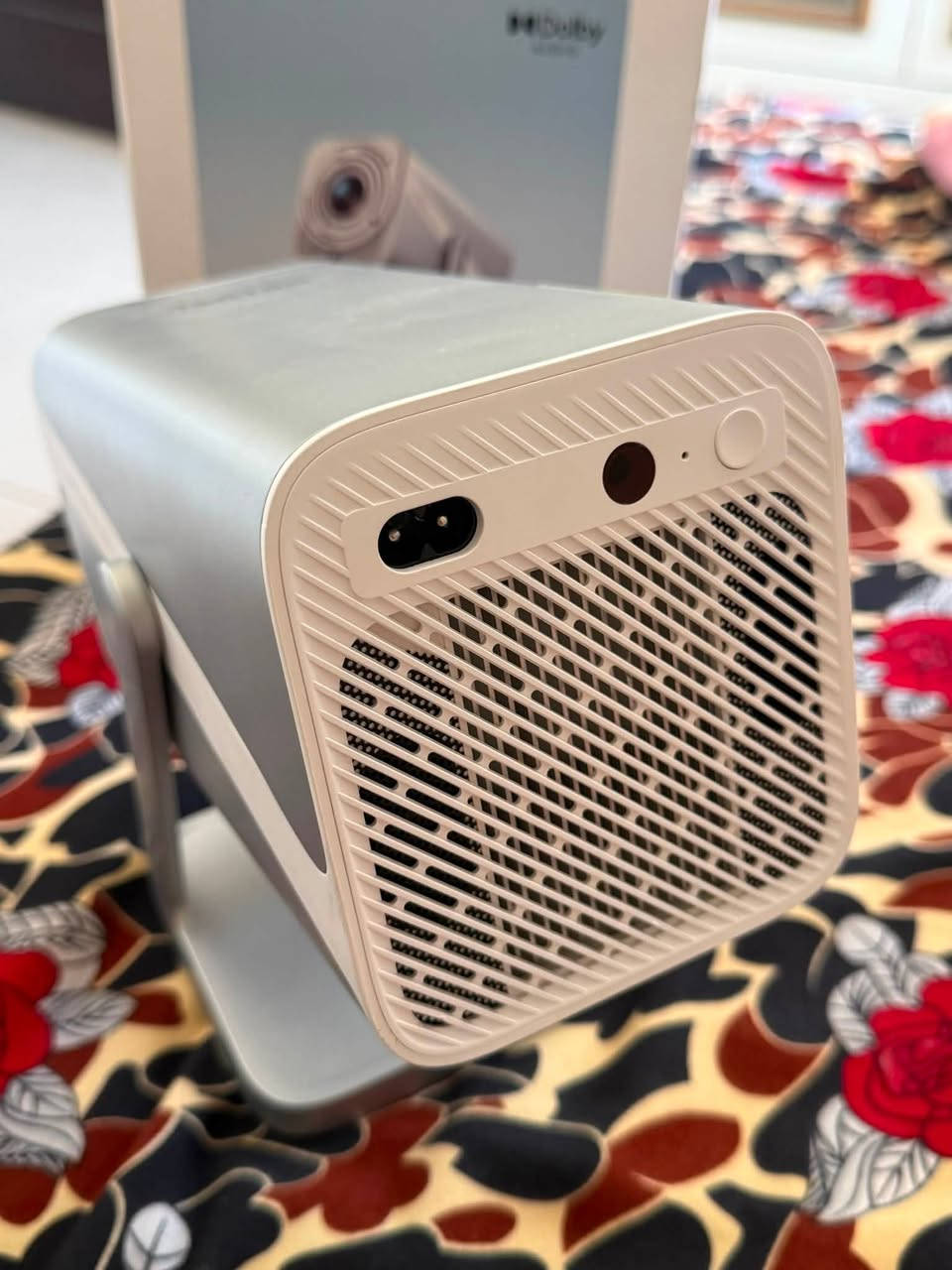 � للبيع: TOPTRO TP1 Smart Projector الأصلي 🔥

حوّل أي غرفة إلى سينما منزلية حقيقية مع جهاز TOPTRO TP1 الذكي، بتصميم أنيق وأداء ممتاز.

✅ المواصفات:
🎬 دقة عرض Native Full HD 1080P
🎬 يدعم تشغيل محتوى 4K
📺 نظام ذكي (Smart System)
❤️ Netflix الرسمي مدمج داخل الجهاز
▶️ YouTube
🎥 Prime Video
🌐 متصفح إنترنت
📶 Wi-Fi 6 فائق السرعة
🔵 Bluetooth 5.2
🔊 Dolby Audio لصوت نقي وغامر
🎯 Auto Focus (تركيز تلقائي)
📐 تصحيح تلقائي للصورة (Keystone)
🖥️ شاشة عرض تصل إلى أكثر من 150 بوصة
💡 صورة واضحة وألوان جميلة حتى على الجدار الأبيض.

✅ مناسب لـ:

* الأفلام والمسلسلات
* مباريات كرة القدم
* الألعاب (PS5 / Xbox)
* العروض التقديمية
* الاستخدام المنزلي واليومي

📦 حالة الجهاز: نظيف جداً مع العلبة الأصلية وجاهز للاستخدام.

📍 الموقع: أربيل

📩 للاستفسار أو الشراء راسلني على الخاص.
او على الواتساب ***********
