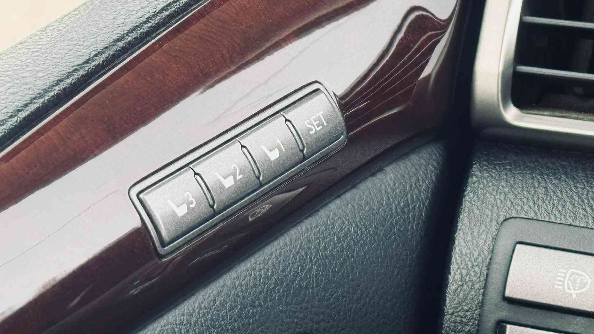 لكزز 2015
فول سيورت  LX570  S  
ماشيه  200 ألف  
محرك V8 سعة 5.7 لتر  
قوة 362 حصان  
كير  أوتوماتيك 8 سرعات  
خزان وقود كبير مناسب للسفر  
فئة S سبورت:
كت رياضي خارجي  
شبك وصدامات مميزة 
جلد فاخر تبريد وتسخين أمامي وخلفي  
تحكم كهربائي للمقاعد + ذاكرة  
فتحة سقف  
ثلاجة Cool Box  
شاشة كبيرة + شاشات خلفية  
نظام صوتي فاخر  
كاميرات 360  
حساسات أمامية وخلفية  
تشغيل بصمة ودخول ذكي  
أنظمة الأمان:
مانع انزلاق  
المحافظة على المسار  
مثبت سرعة ذكي  
وسائد هوائية متعددة  
السيارة نظيفة جداً وجاهزة للفحص  
رقم راعيها
***********
