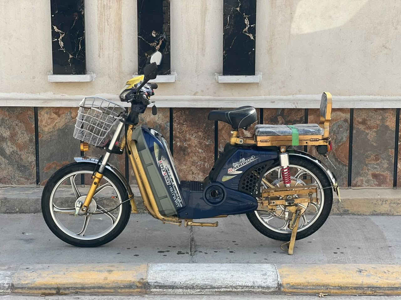 دراجه اخوين موديل 23 نظافه خير من الله البطاريات موديل 25 كهربائية كل شغاله بصمه السعر 350 وبيها مجال العنوان 
***********
