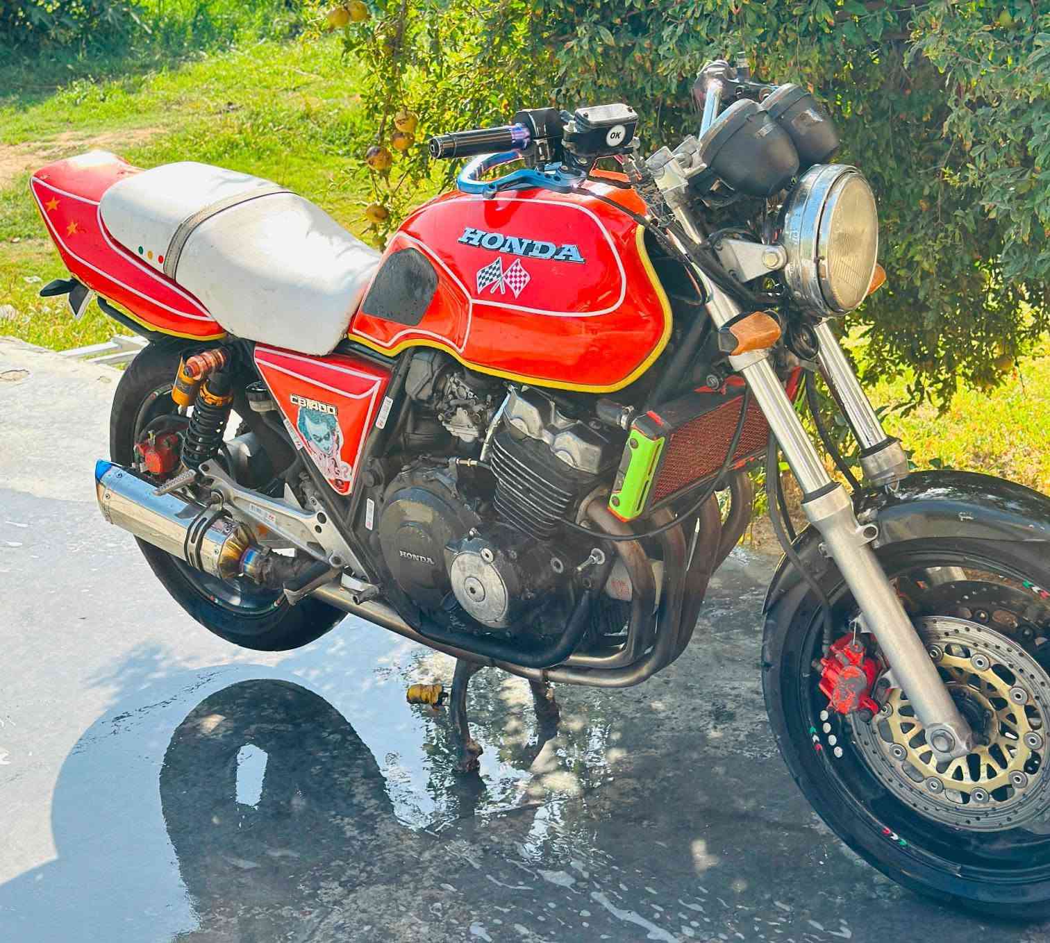 سلام عليكم للبيع CB400 جيل اول نضافة شوفة عينك 16 ولف مكينة خير من الله شرط تدك فوك ال 180   مكان الدراجة واسط صويرة موجود خاص ورقمي ***********
