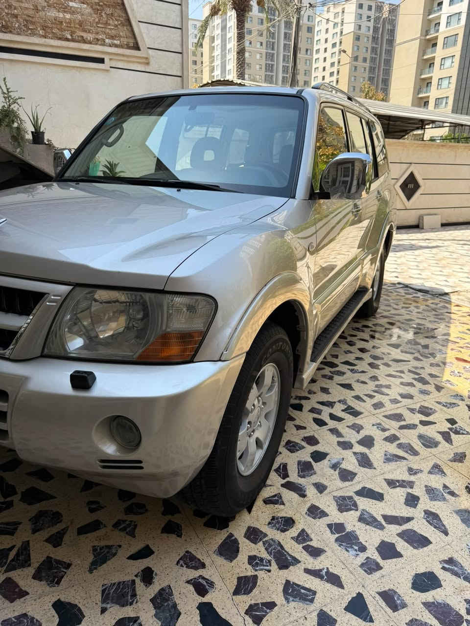 السلام عليكم باجيرو 2007 سياره جديده وحلوه وفووول مواصفات مكفوله عدا صبغ جزء بسيط من باب الصدر محرك 3.5 /فتحه /  زراك لايت  / مري كهرباء / كراسي كهرباء / مري شفط/ سيدي جنجر / كله شغاله ماكو اي عطل نهائي 
كير محرك خير من الله تبريد ثلج السعر 95 $ للاستفسار *********** مكان السياره بغداد
