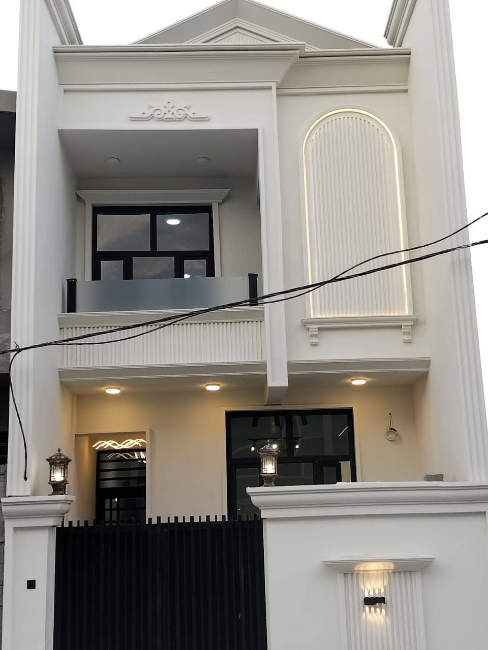 السلام عليكم
دار للبيع مساحه 100متر 

واجهة 5 نزال 20 البيت كامل حاليا ابواب و شبابيك كامل من كلشي طابو زراعي سند 25..

البيت يتكون من استقبال و صاله مع مطبخ وغرفة نوم وحمام و تواليت خارجي..والطابق الثاني يحتوي صاله و حمام مشترك و غرفتين نوم وسطح خلفي والقاط الثالث يحتوي على مخزن كبير ...

العنوان حولي التحرير زراعي محمد ليله مقابيل سنتر الحولي للتسوق..السعر 75 وبي مجال بسيط..

للاستفسار ***********/غير متواجد عالفيس

