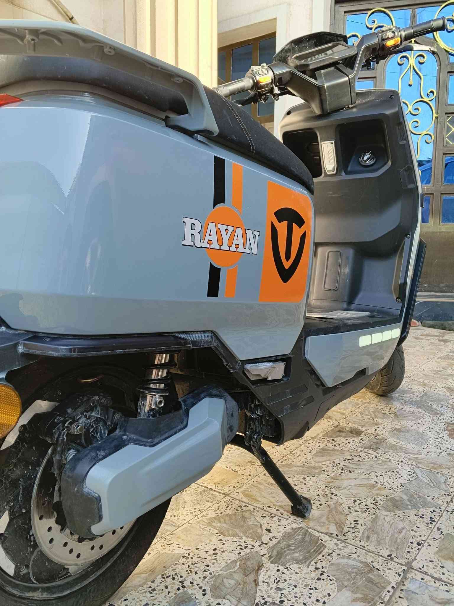 سلام عليكم 🛵 سكوتر كهربائي TAILG (ريان - RAYAN) للبيع
 النوع والماركة: TAILG (تيلج) متانة ورصانة معروفة.
 النظافة: 70% (نظيفة، كهربائيات كلها شغالة، وجاهزة للركوب مباشرة). 
الدراجه مصبوغه صبغ مرتب 
 الأداء: تمشي 75 كيلو تقريباً وبعدها تبدأ تضعف عزمها حتى تنبهك تشحنها.
 المواصفات والكهربائيات:
 شاشة رقمية (ديجيتال) تعرض السرعة ومستوى البطارية.
 لايتات أمامية LED قوية جداً + ستوب خلفي حديث وشريط إضاءة جانبي.
 كوشن عريض ومريح مع مسند ظهر خلفي للراكب.
 أرضية واسعة للأقدام مع قواعد ألمنيوم.
 السعر: مليون (وبيها مجال للشراي)
 العنوان: بغداد - الشعلة
 رقم التواصل / واتساب: ***********
