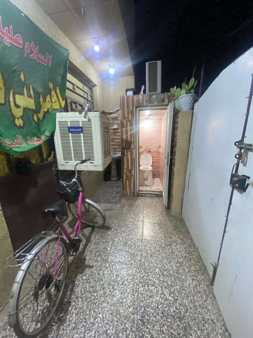 إسلام عليكم 
بيت في الأمين الثانيه 
في منطقه أسكينه الزراعي شارع المكاتب شارع مخبز الساعدي 
البيت حلو وطابق واحد وجديد 
محتويات البيت 
غرفه 
واستقبال
وصاله ومطبخ معزول عن الصاله نفس مامبين في الصوره 
وبيتونهً وبيه سطحين لبيت جاهز كلشي مابيه 
مساحه البيت 100متر
المنطقه حلوه وشارع تبليط وكهرباء وماء كلشي متوفر 

للستفسارً على هذا الرقم :***********
