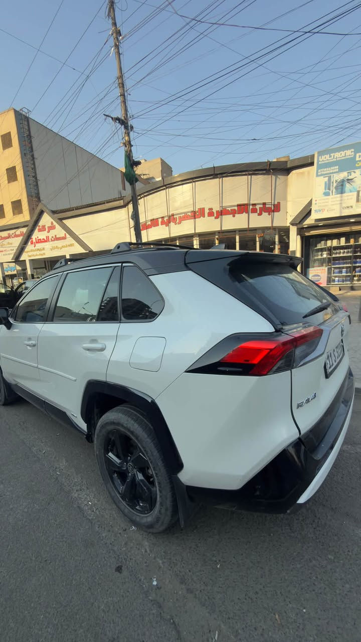 RAV 4 (XSE) هايبرد موديل (21)
السياره فول مواصفات اعلى فئة بل راف فور 
السياره ابيض ملون لونين يعني رقم بغداد سنويه جديده و كامله مكملة متصرف عليهه درهم واحد تشغل و تطلع 
السياره بيهه ٤ قطع بدون دواخل بدون شواصي بدون اي شي 
ماشيه 72 mi  (مكان السياره ديالى )
سعر السياره ب ١٤٥ و قابل للتفاوض 
للاستفسار اكثر 
***********
***********
