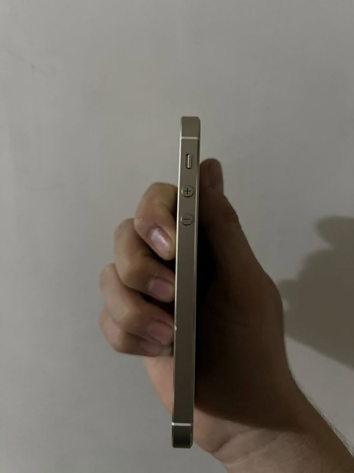 ايفون 5s تحفه من سنة 2012
الجهاز ذاكره 64
نضافة 100%
كلشي شغال بيه 
بصمه شغاله 
للبيع 
***********

نص مكتوب في الصور:
- لا يوجد SIM ٦:٢٣ م عام حول الاسم iPhone إصدار البرنامج 12.5.8 اسم الطراز iPhone 5s رقم النموذج ME313LL/A الرقم التسلسلي C39LL0SHFFFV الشبكة غير متوفر الأغاني . الفيديوهات . الصور