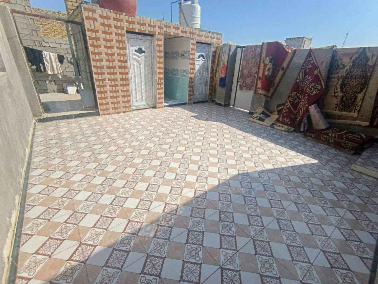 مكلف بلمنشور 
#يألله  السلام عليكم(( بيت للبيع ))
لتواصل ***********
بيت مساحته  330 متر، موقعه  بحاوي العباس (قرب رشيد السراي) ويبعد عن التبليط ٧٠متر /تقريباً.
خدمات المنطقة:
الماي، الكهرباء، الأمبير، والإنترنت الضوئي كلهن قريبات.
تفاصيل  البيت:
3 غرف نوم: كل غرفة مساحتها (5×4).
صالة كبيرة: مساحتها (13×4).
ديوانية : مساحتها (10×4).
مطبخ : مساحته (6×4).
صحيات: دبل صحيات
