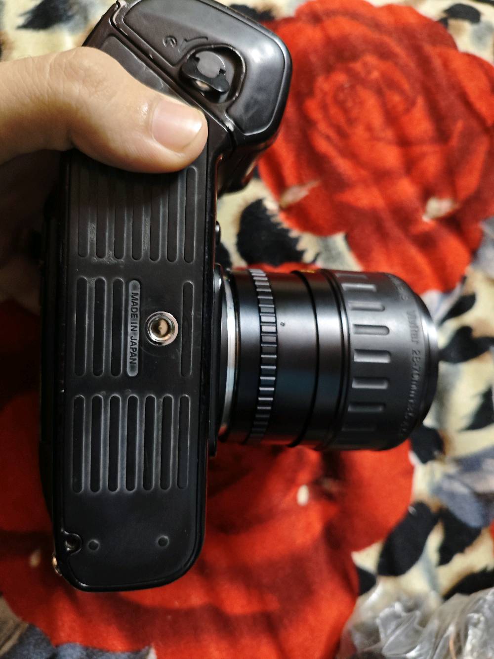 📷 كاميرا فلم Nikon F4 + عدسة Vivitar 28-70mm للبيع

كاميرا نيكون F4 الاحترافية (فلم 35mm) من الفئة الكلاسيكية، مع عدسة Vivitar زوم 28-70mm f/3.5-4.5 ماكرو.

✅ الكاميرا تشتغل والشتر يسمع صوته
✅ العدسة والزوم يشتغلون
✅ الشكل الخارجي نظيف

⚠️ ملاحظات بصدق:
- موجودة نقاط سودة (مصوّرة بالصور)
- ما مجرّبة بفلم
- تحتاج 4 بطاريات AA

💰 السعر: 450 ألف دينار (قابل للتفاوض شوية)

📍 التسليم والفحص بالمكان قبل الشراء، والمعاينة مفتوحة.
للتواصل: رسالة على التطبيق أو الرقم. ***********
