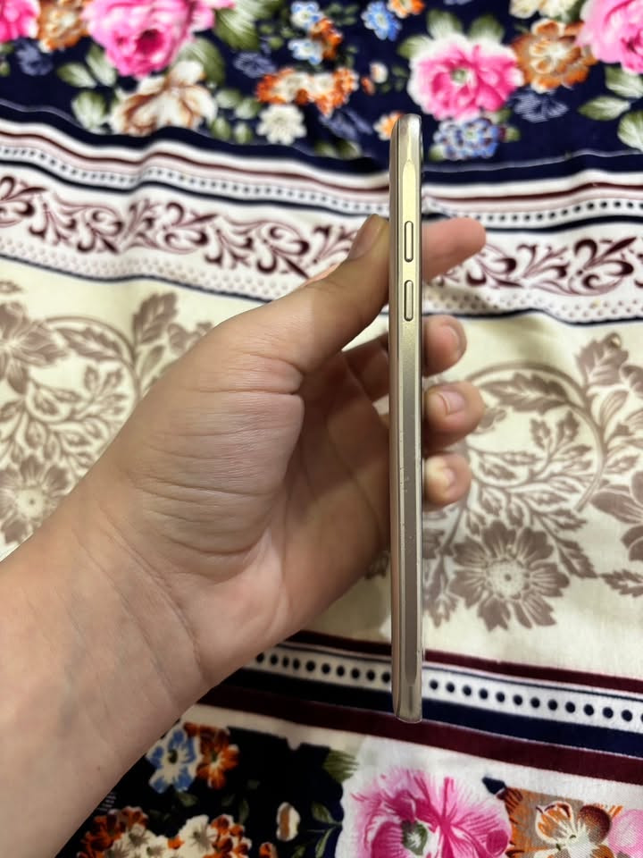 سلام عليكم 

عندي سامسونج galaxy J7
‏الذاكرة16
‏العشوائية2
‏النظافة 100

فقط الزر اللي بالجانب￼ فقود 

تواصل ***********

سعره 30
