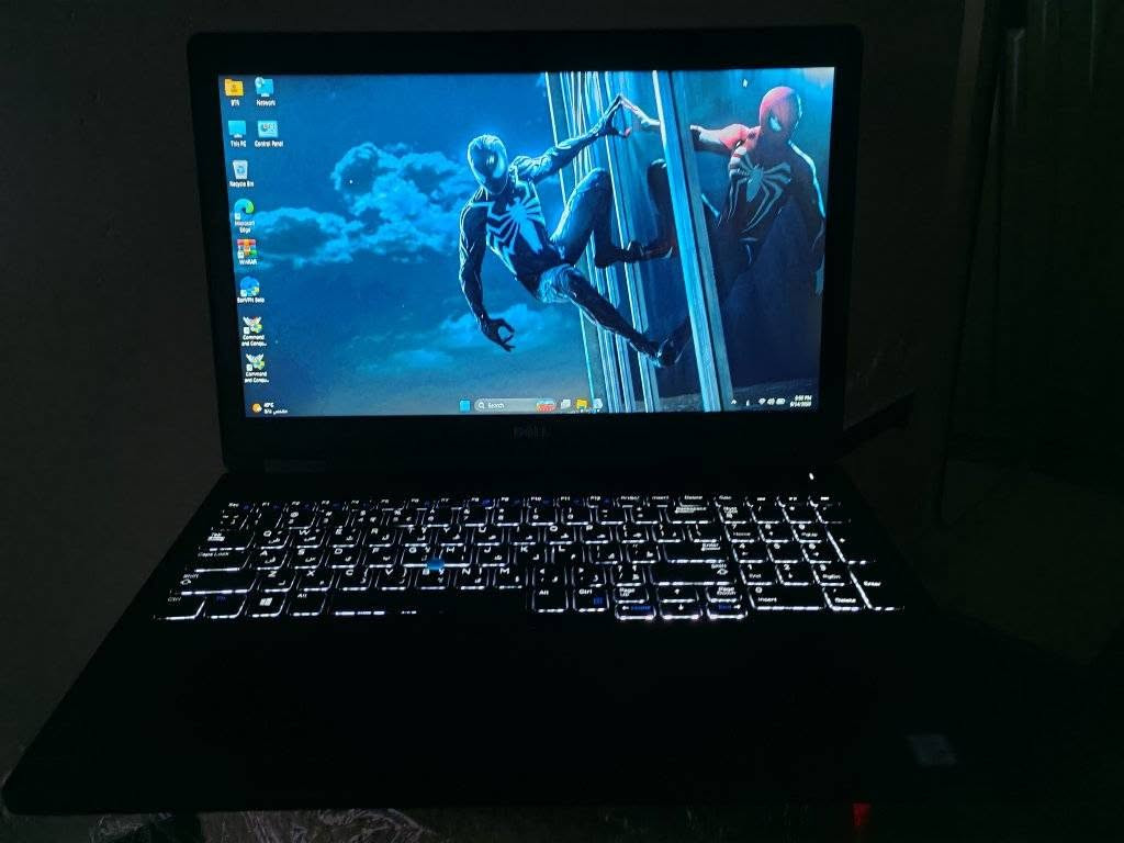 لابتوب dell.  
شاشه حجم 15.6 FHD. مميز 
Cori5 gel 7
جيل سابع
RAM 8
HARD 256 ssd m2
كارت شاشه مدمج 4G
بطاريه من 3 إلى 6 ساعات شحن 
الابتوب جدا نضيف 
شحن تايبسي.    
 بصمه اصبع
كيبورد عربي انجليزي + ضوئي
لابتوب مناسب للهندسه و التصميم 
سعر 250 بيه مجال بسيط 
مكاني بغداد توصيل موجود 
رقم ***********
