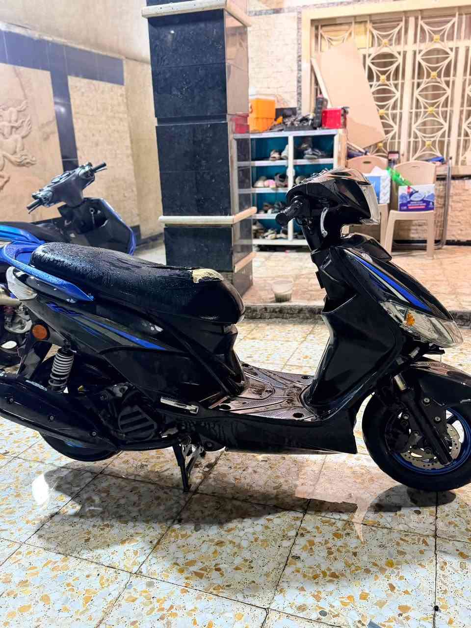 السلام عليكم جي تي ار حديث للبيع الدراجه شوفه عينك النضافه محرك مكفول من كلشي بباديه الدراجه من الطول للطول ماشيه 8000 حقيقي ما صارلها شهر من طالعه من الرمبه  مأخذها ابواحد وخمسميه بيها فقط كسر بل بجم الامامي من الصفاح لين وكعت وانكسرت السعر 1100 وبيها مجال للشرايه *********** مكاني كاظميه
